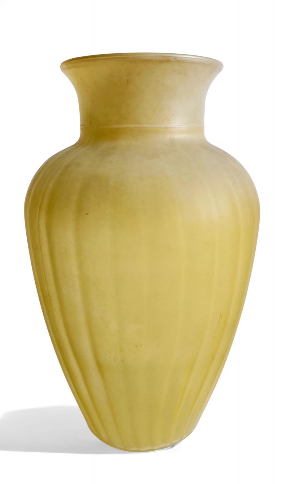 Vaso neoclassico italiano di metà secolo in vetro pressato smerigliato giallo, anni '50 in vendita 1