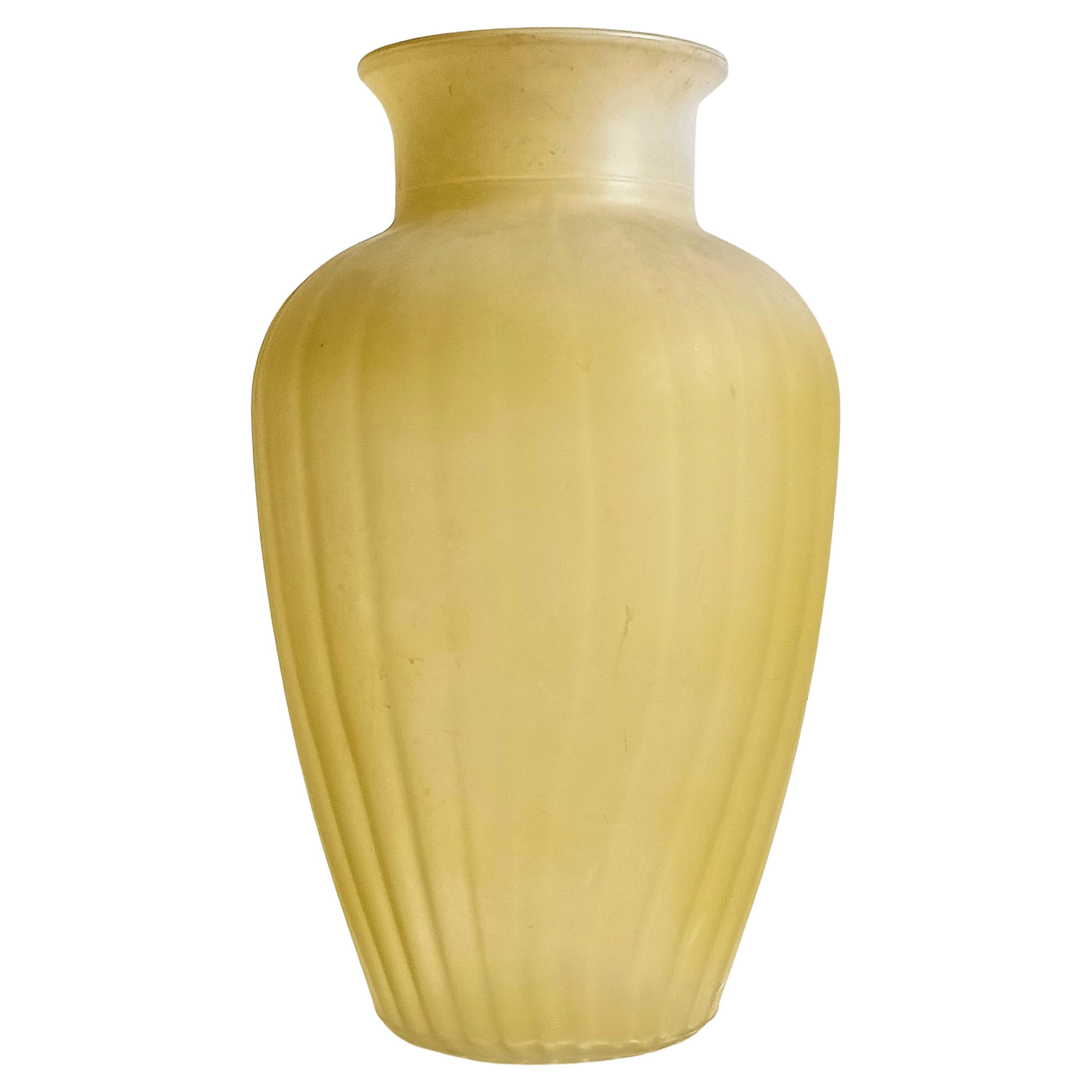 Vaso neoclassico italiano di metà secolo in vetro pressato smerigliato giallo, anni '50