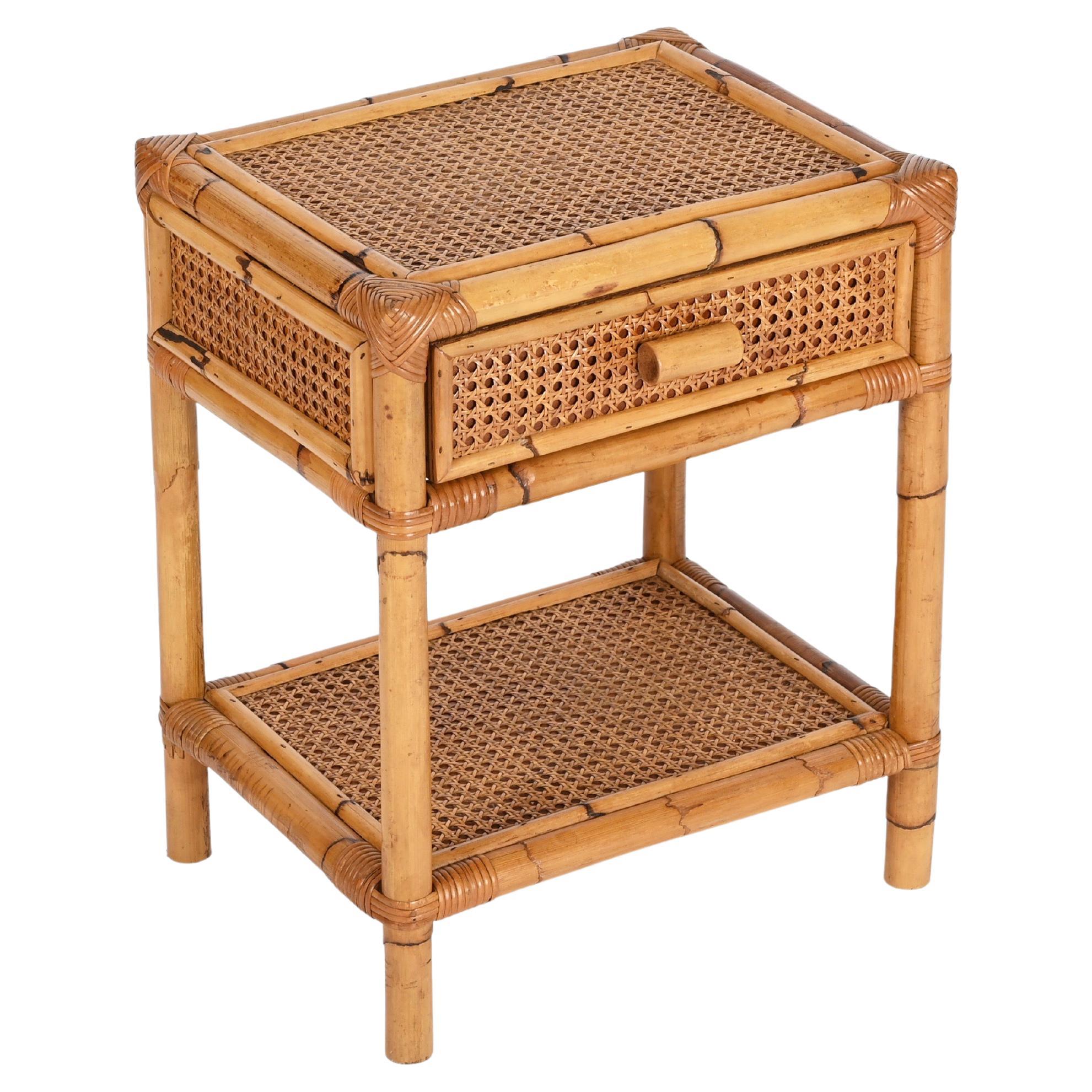 Italienischer Nachttisch oder Beistelltisch aus Bambus, Rattan und Stroh aus der Mitte des Jahrhunderts, 1960er Jahre