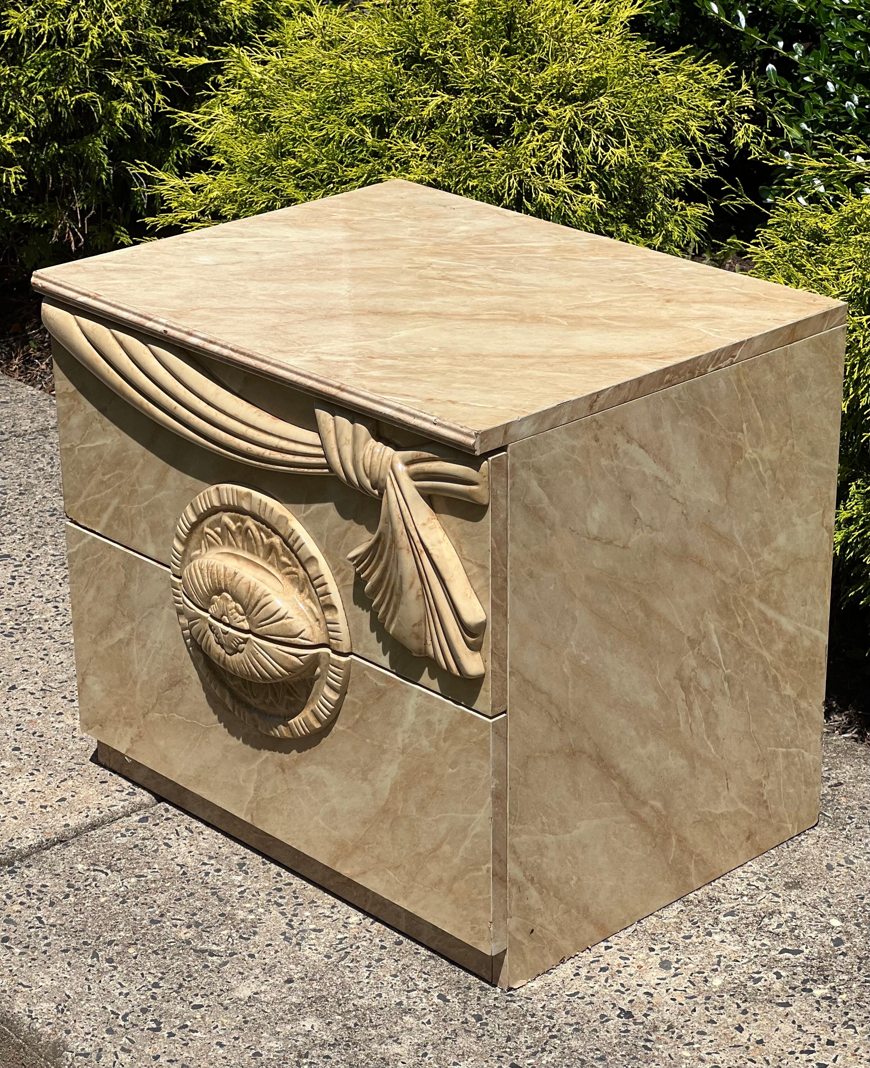 20ième siècle Table de nuit italienne du milieu du siècle dernier en faux marbre stratifié en vente