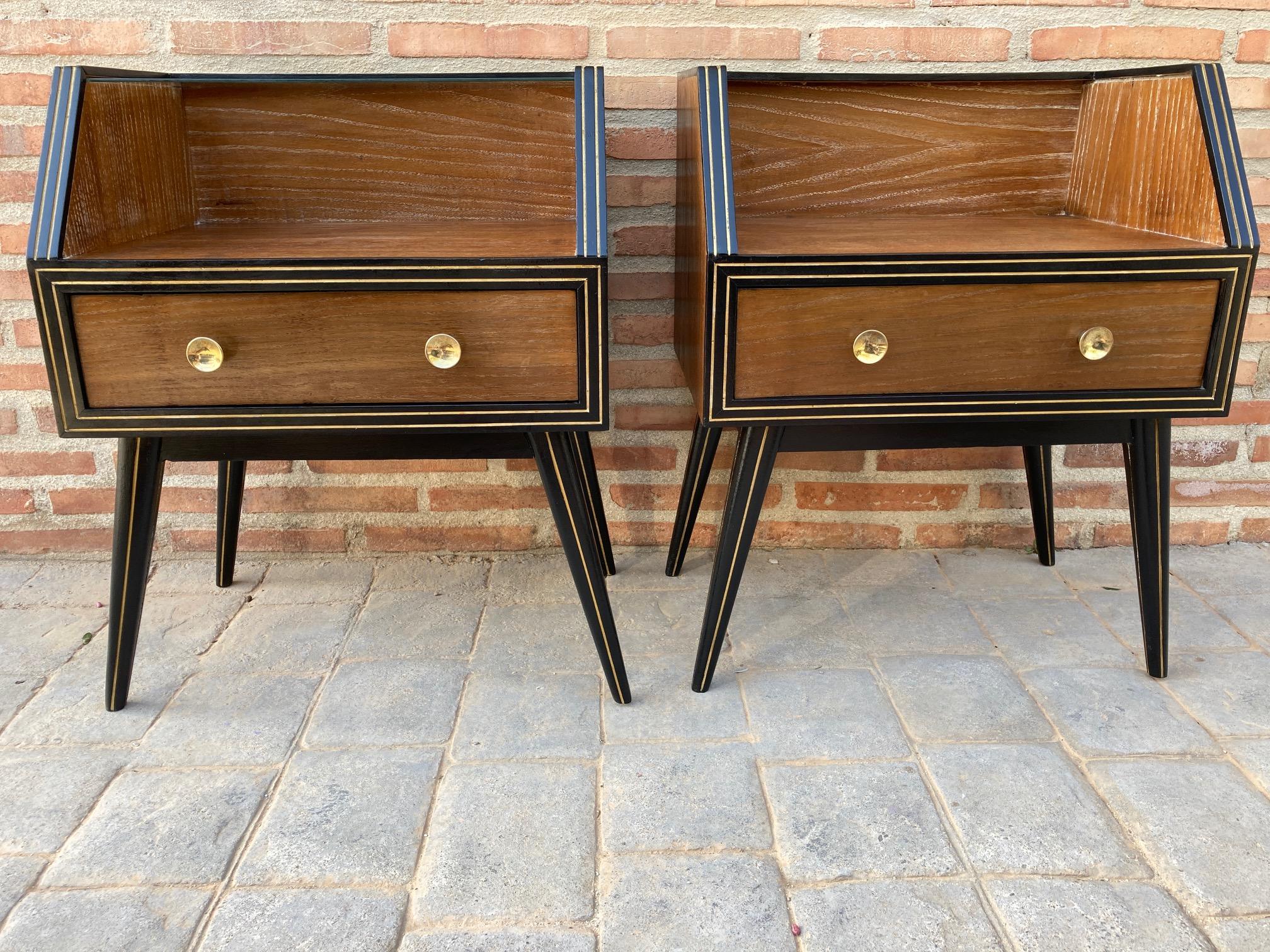 Elegant and stylized 1960s mid-century Italian nightstands, with clear glass, on top. You can see the refined details like the elegant brass handles or the decoration on the sides. The inside of the drawers is warm, the legs end in a wonderful shape