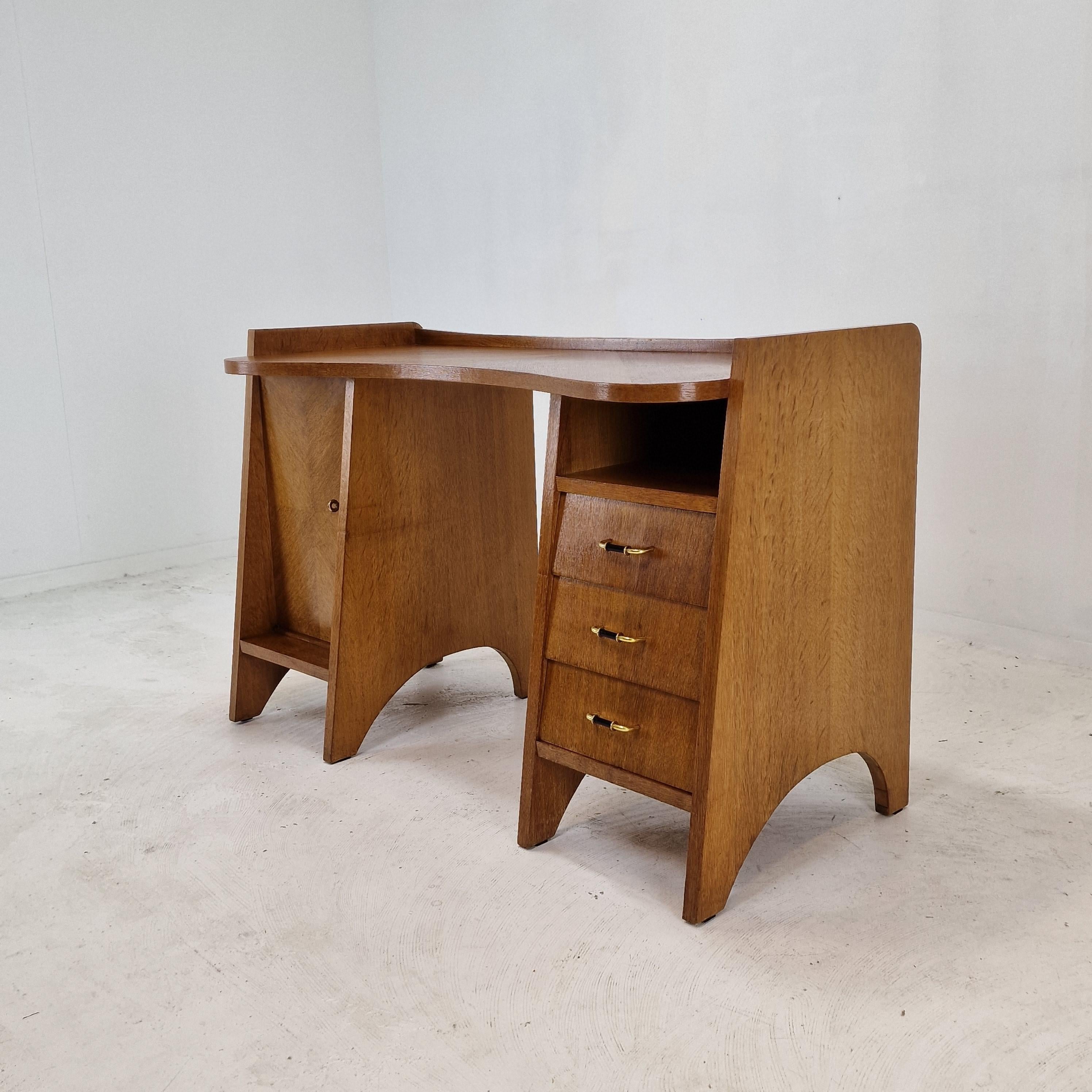 Beautiful desk, fabricated in Italy in the 1960s. 
This oak wooden desk is made with love and passion by a craftsman as you can see on the details.

The desk can be used as free standing thanks to the very nice finished back side.

On the front