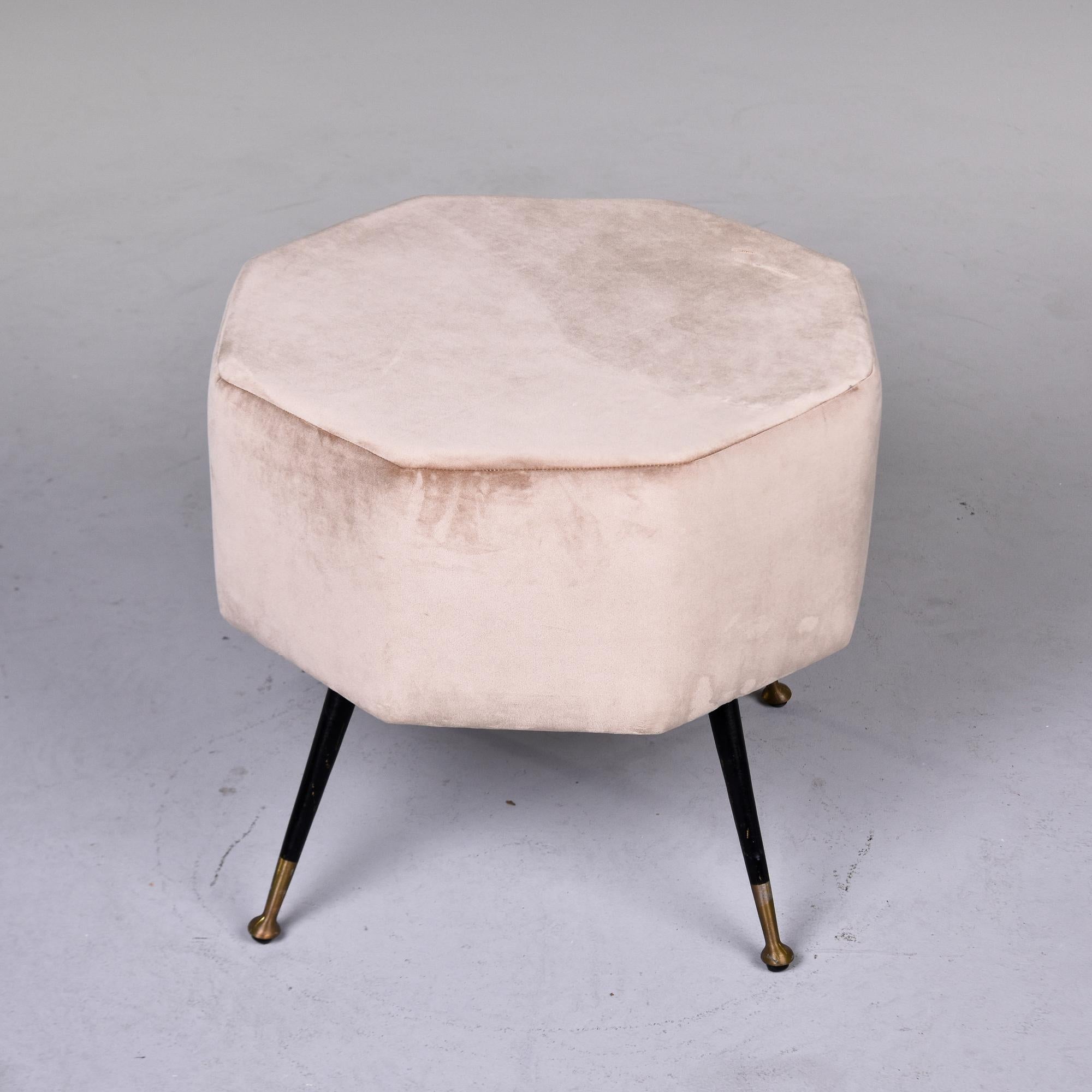 Circa late 1950 / early 1960s Italian octagonal upholstered stool with newer light champagne-colored velvet fabric with four slim, tapered black metal legs and brass feet. Fabricant inconnu.  Peut être expédié par colis.

