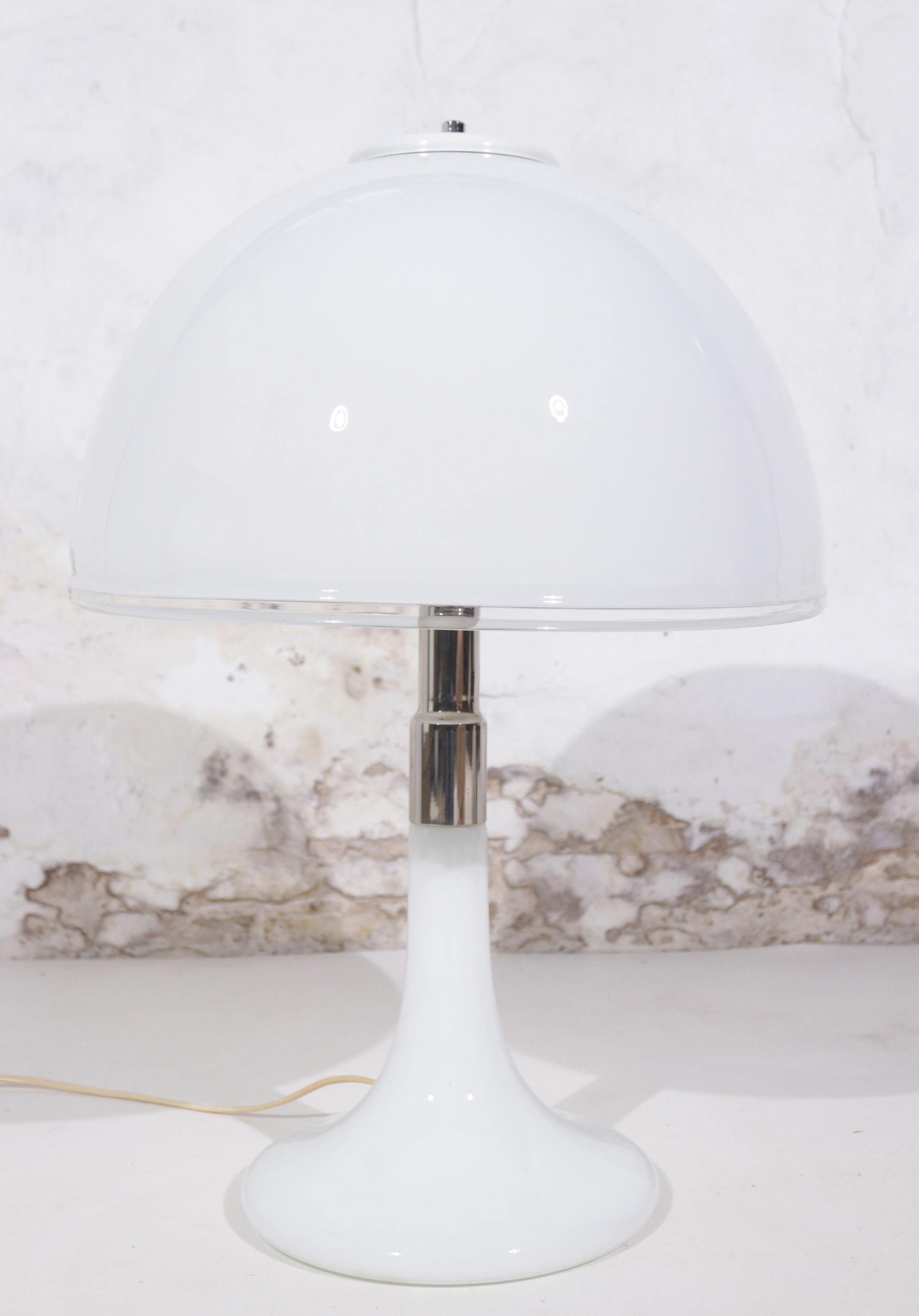 Mid Century Italian Opaline White Murano Table Lamp For Sale 1