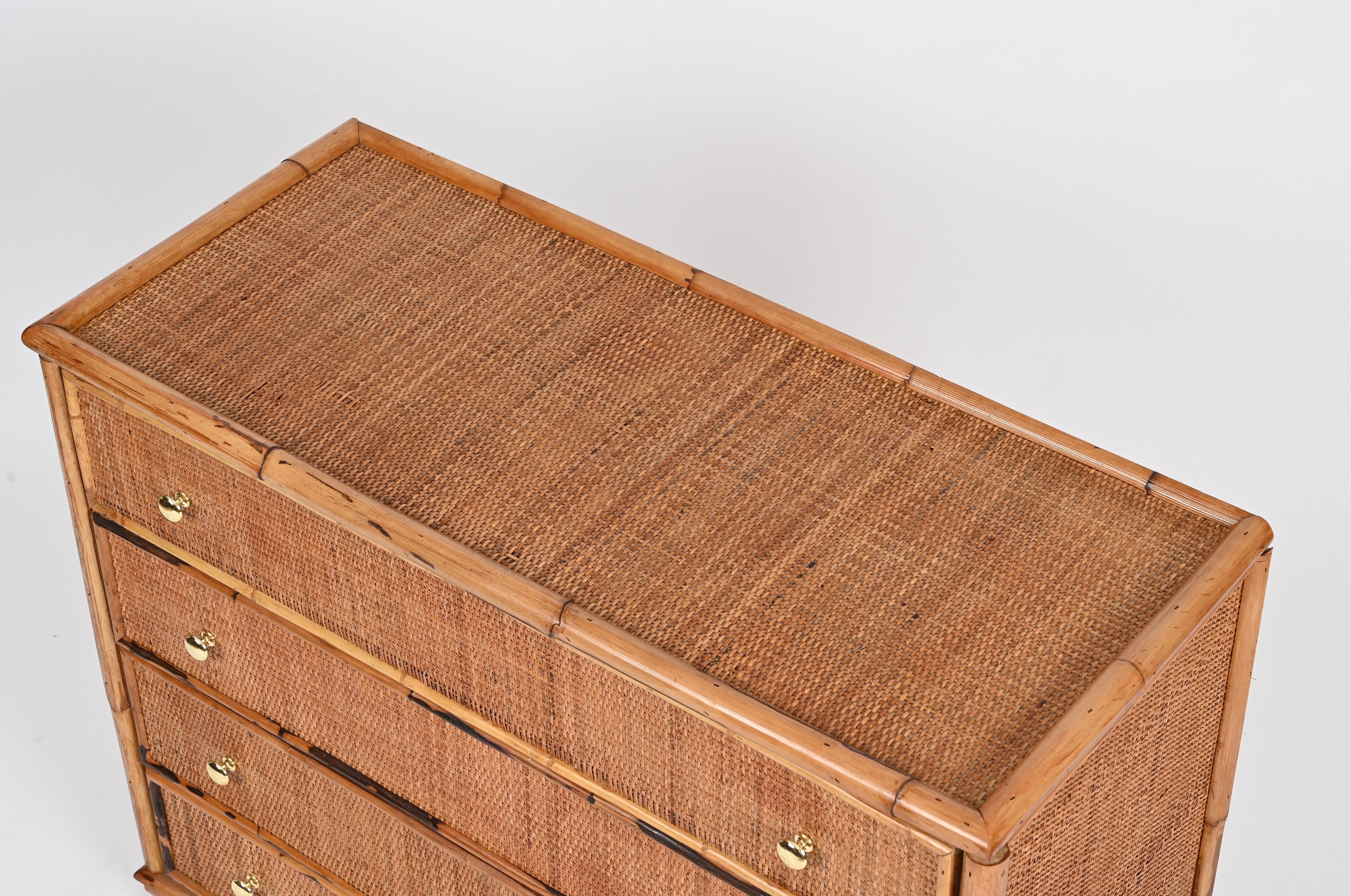 Cassettiera organica italiana di metà secolo in rattan, bambù e ottone, 1970 in vendita 2