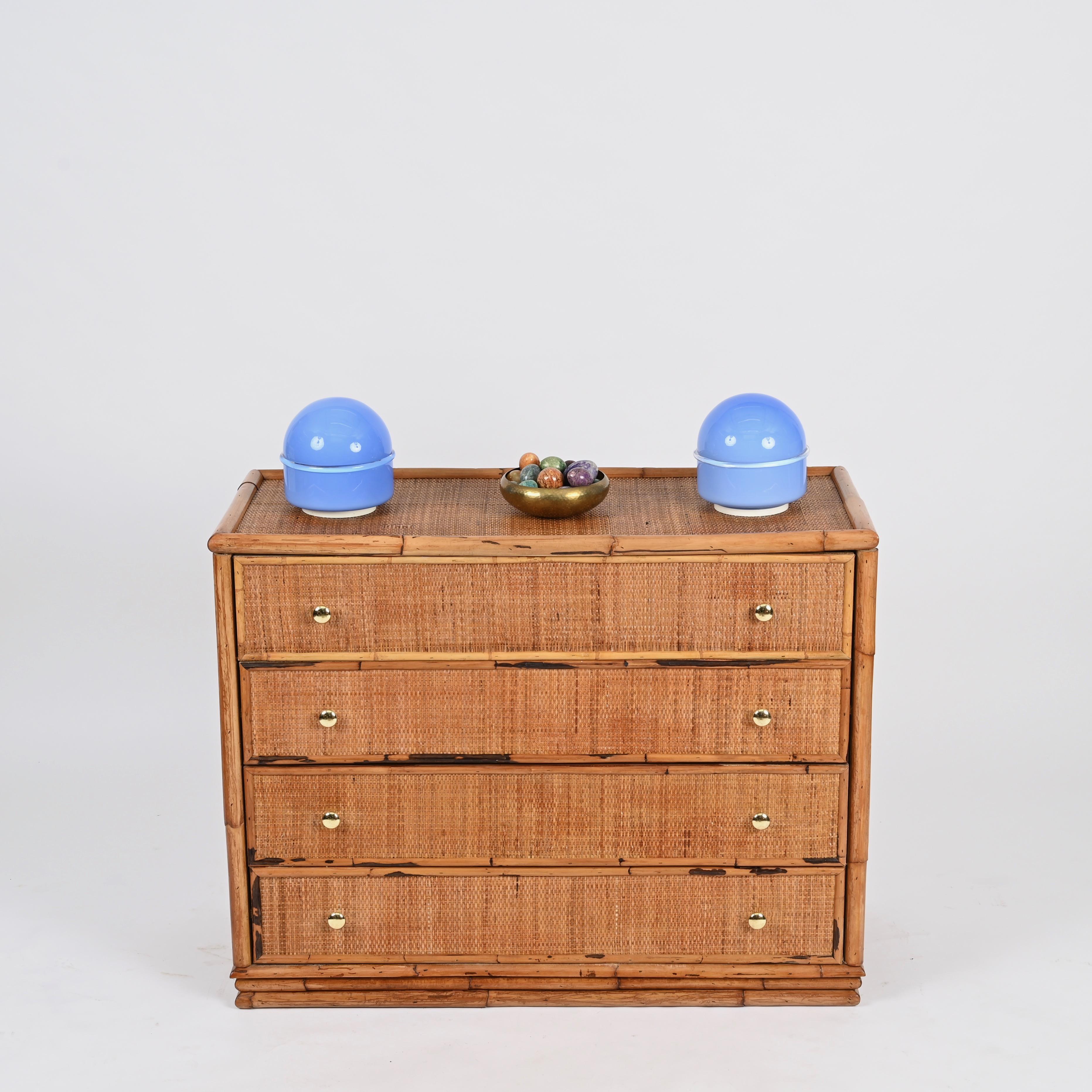 Cassettiera organica italiana di metà secolo in rattan, bambù e ottone, 1970 in vendita 4