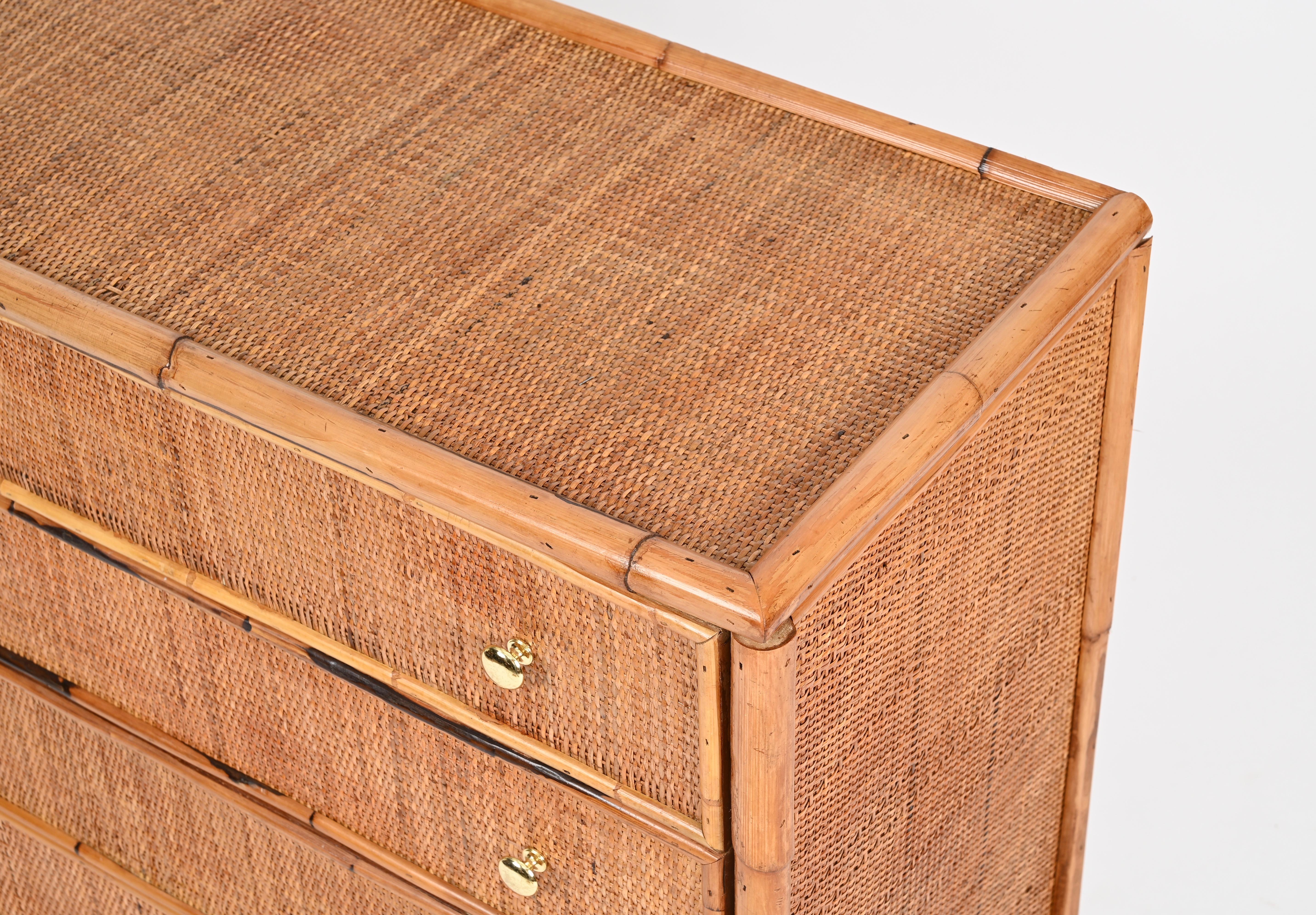 Cassettiera organica italiana di metà secolo in rattan, bambù e ottone, 1970 in vendita 5