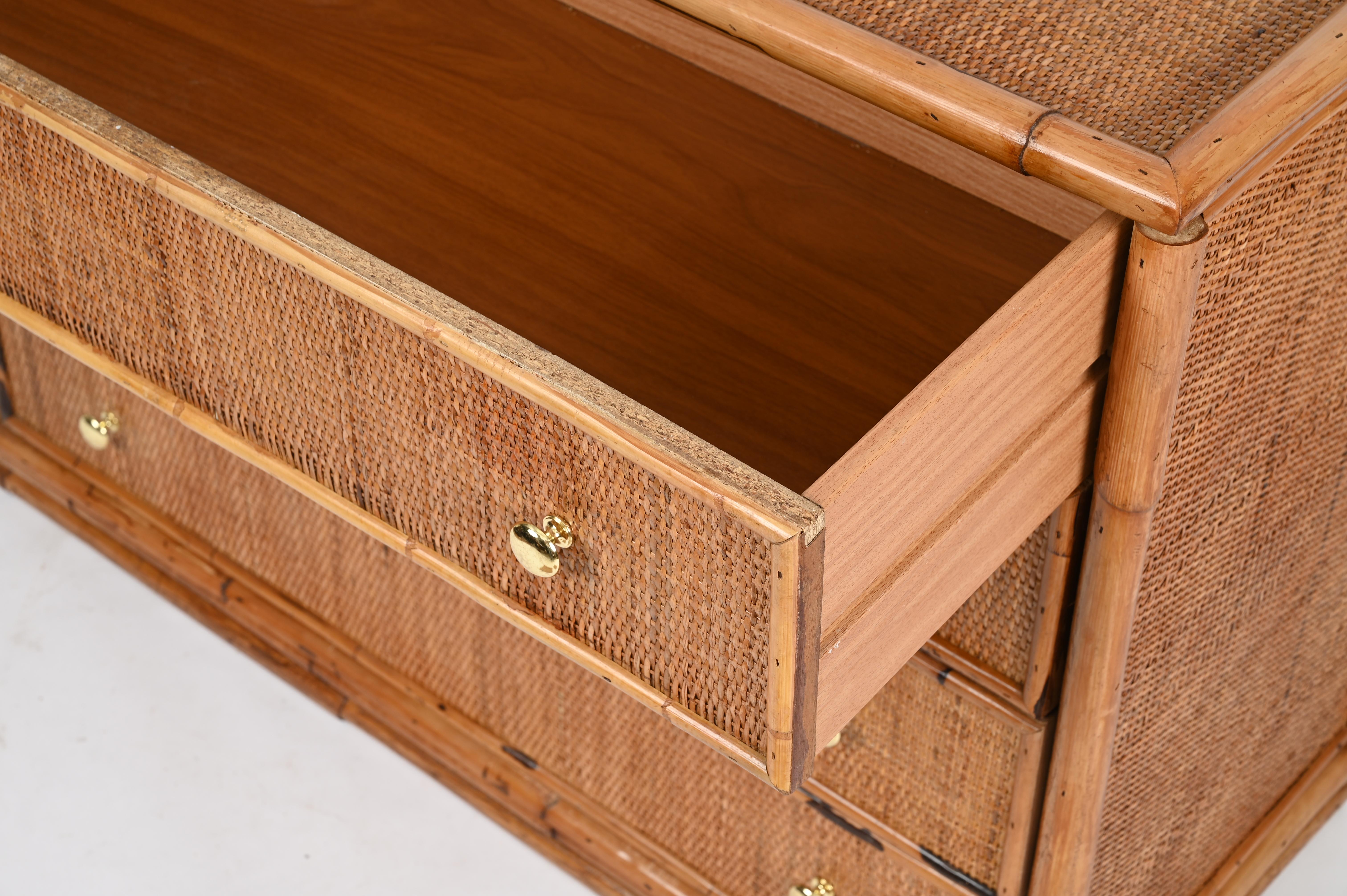 Cassettiera organica italiana di metà secolo in rattan, bambù e ottone, 1970 in vendita 6