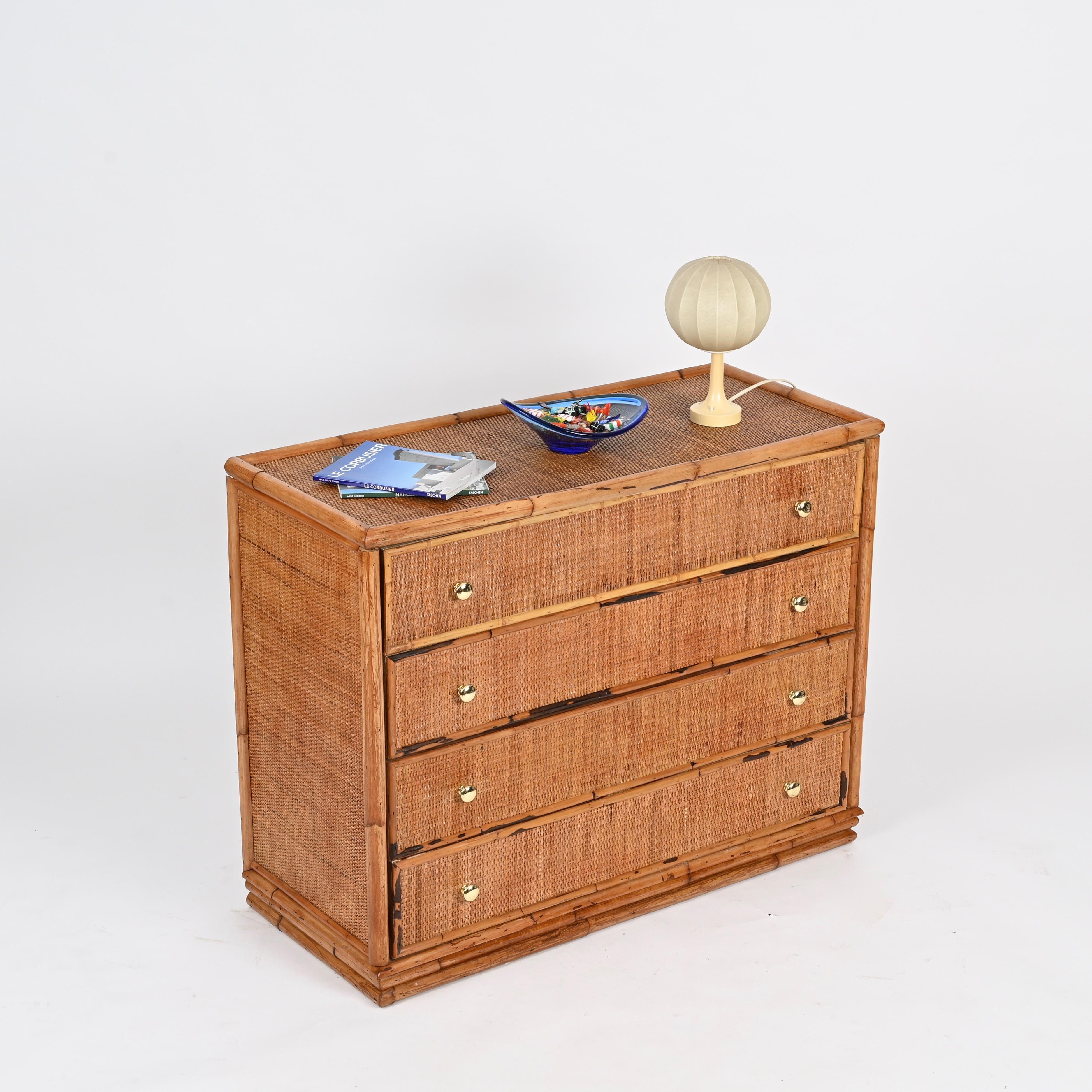 Mid-Century moderno Cassettiera organica italiana di metà secolo in rattan, bambù e ottone, 1970 in vendita