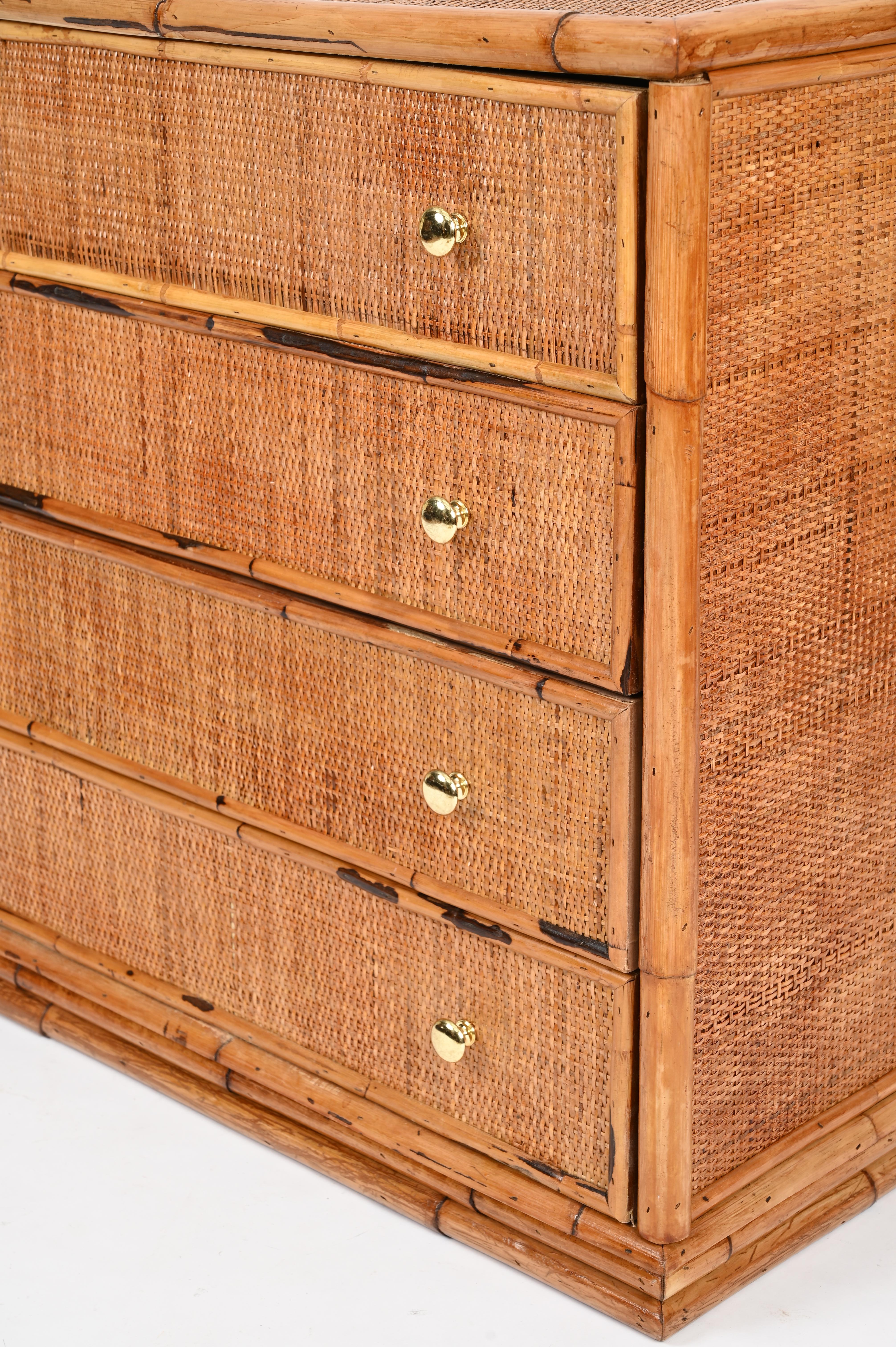 Cassettiera organica italiana di metà secolo in rattan, bambù e ottone, 1970 In condizioni buone in vendita a Roma, IT