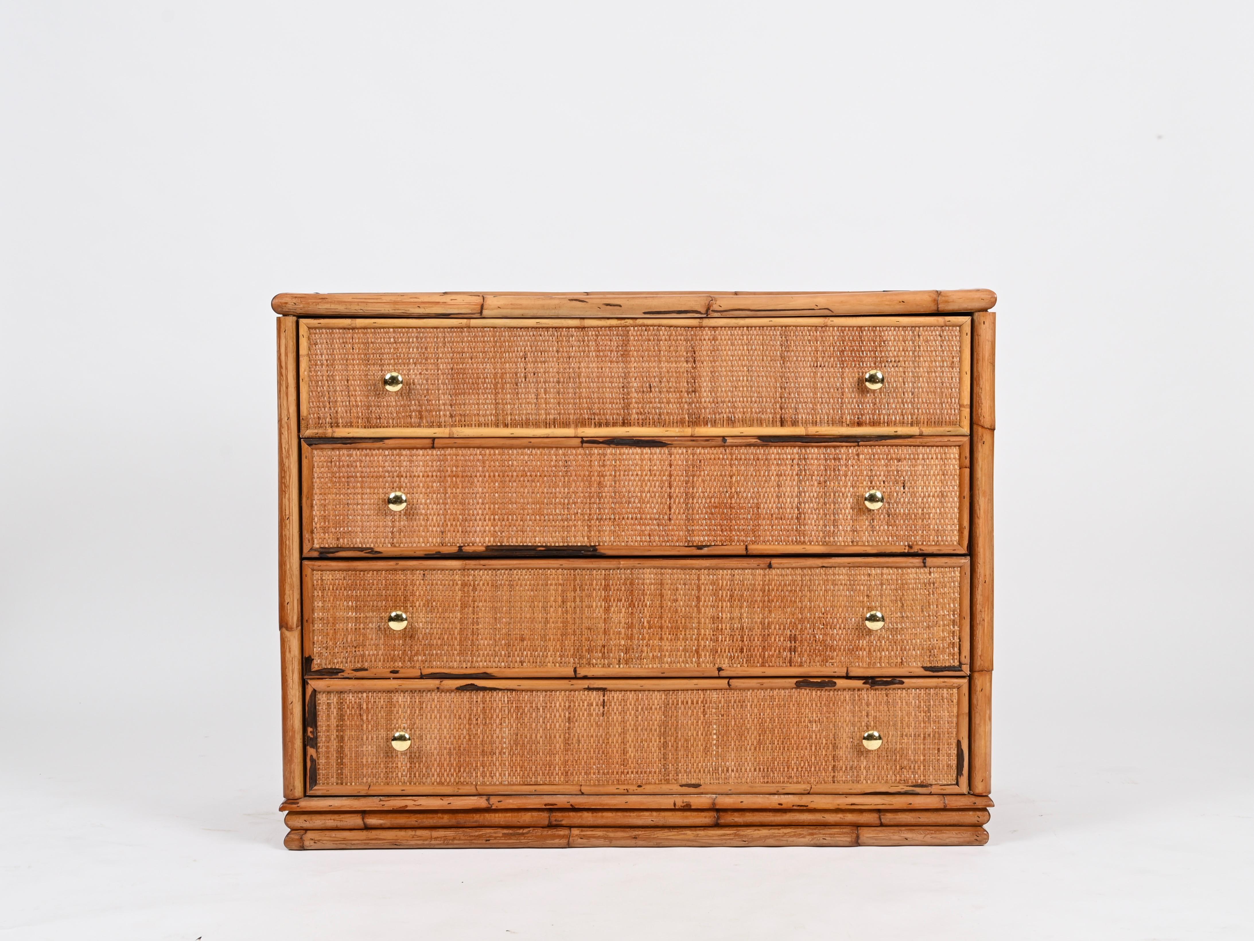 XX secolo Cassettiera organica italiana di metà secolo in rattan, bambù e ottone, 1970 in vendita