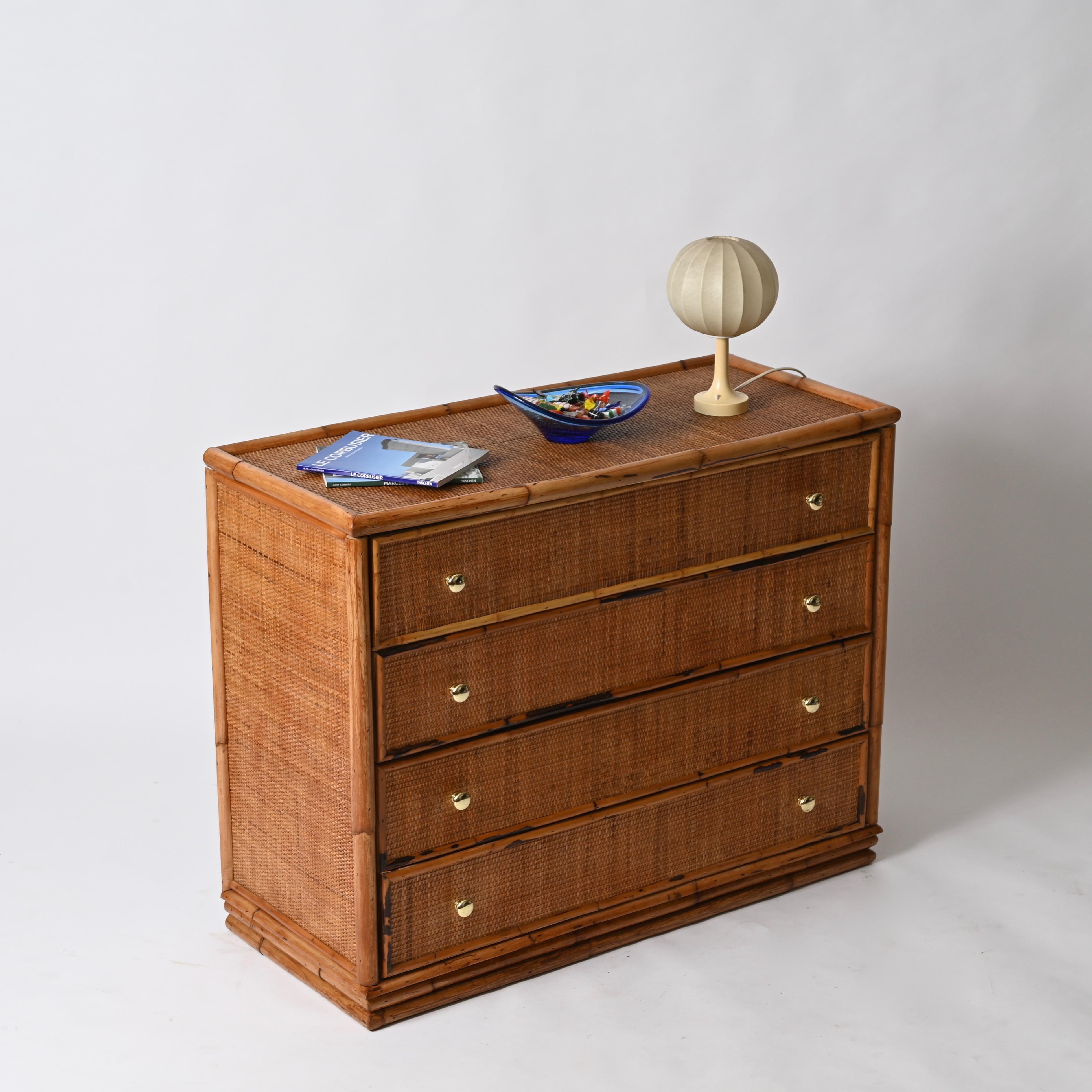 Bambù Cassettiera organica italiana di metà secolo in rattan, bambù e ottone, 1970 in vendita
