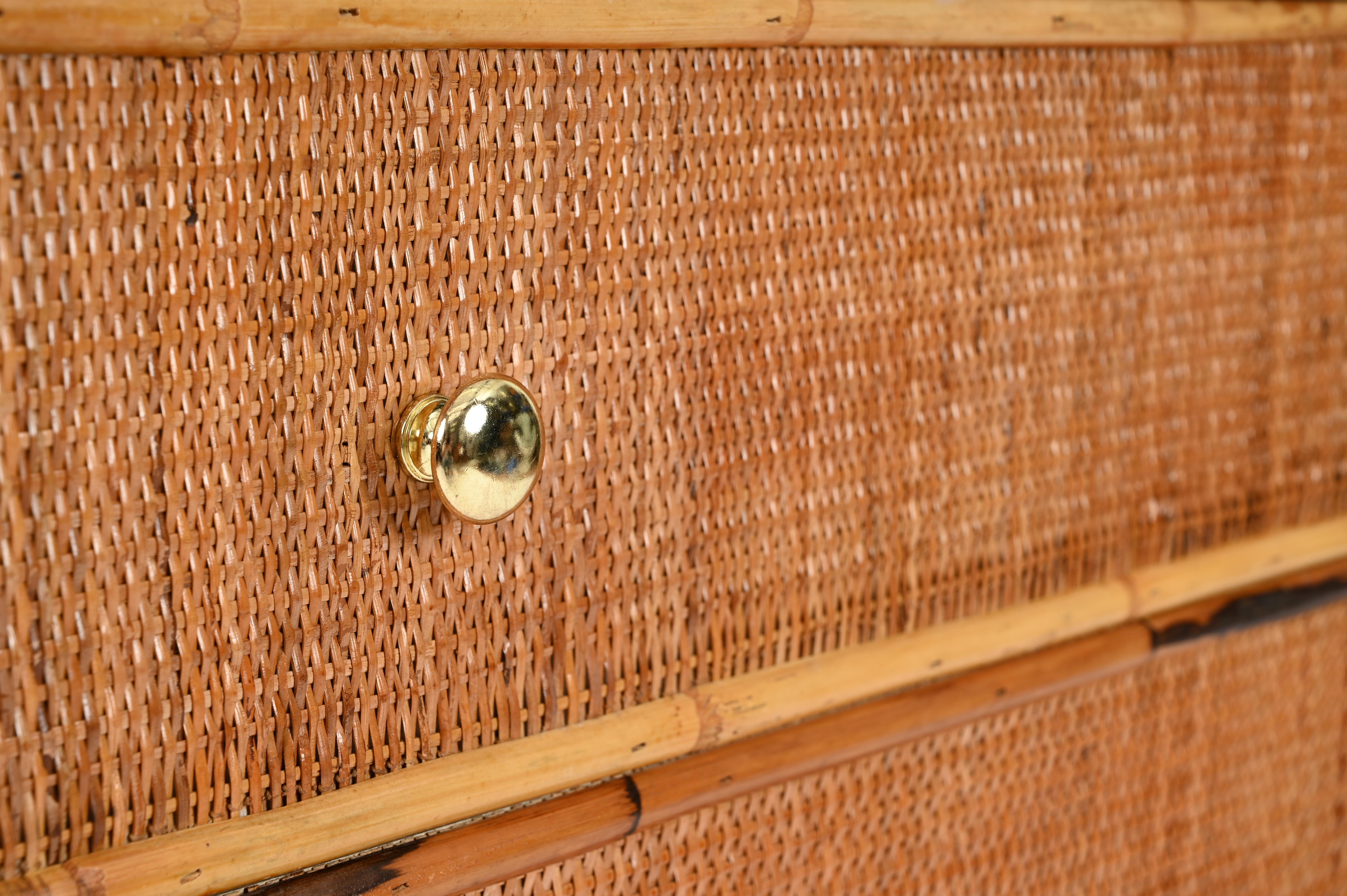 Cassettiera organica italiana di metà secolo in rattan, bambù e ottone, 1970 in vendita 1