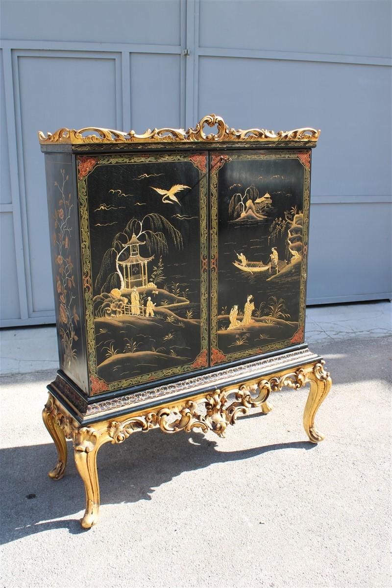 Midcentury Italian orientalist wood bar cabinet in gold and black lacquer, 1950.