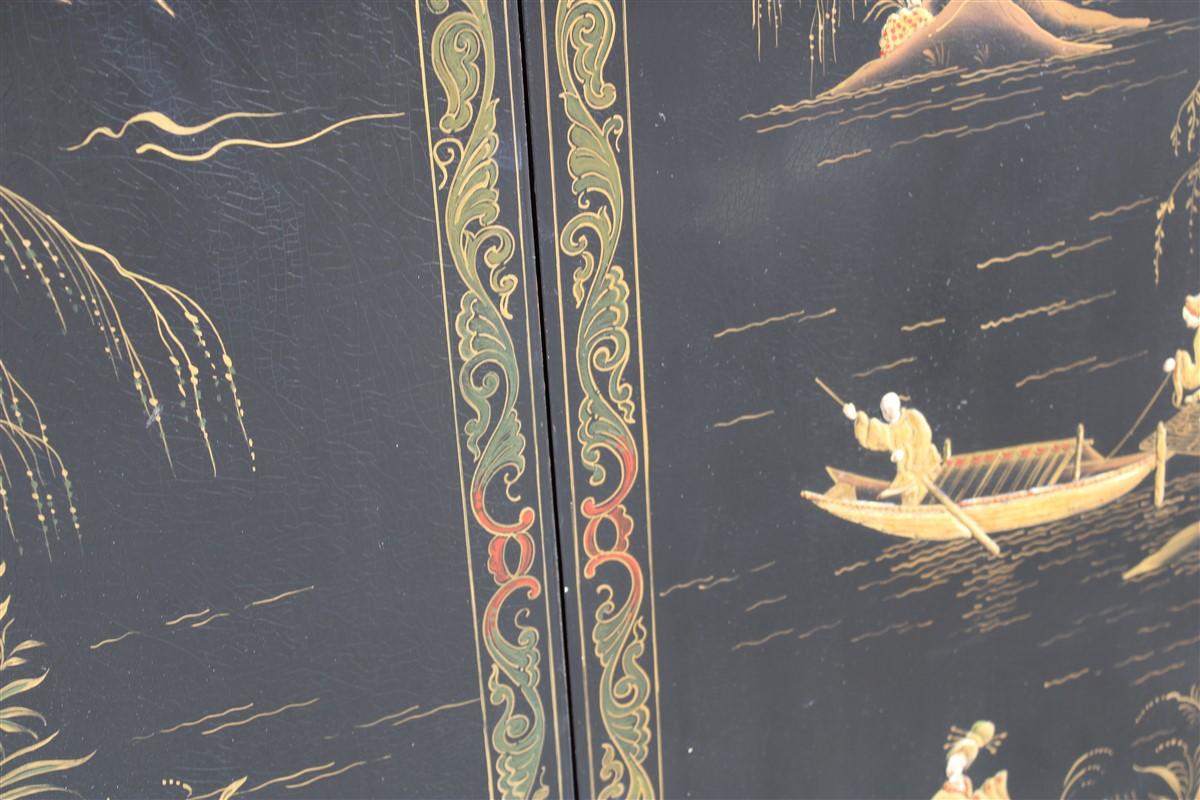 Italienischer orientalistischer Barschrank aus Holz aus der Mitte des Jahrhunderts in Gold und schwarzem Lack, 1950 im Zustand „Gut“ im Angebot in Palermo, Sicily