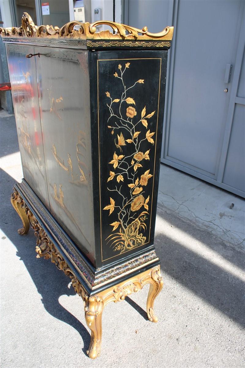 Midcentury Italian Orientalist Wood Bar Cabinet in Gold and Black Lacquer, 1950 For Sale 1