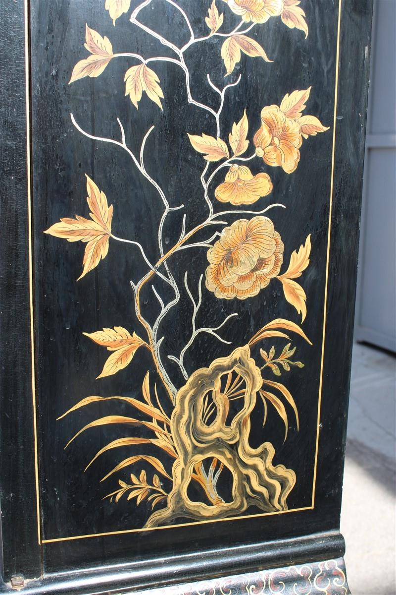 Midcentury Italian Orientalist Wood Bar Cabinet in Gold and Black Lacquer, 1950 For Sale 3