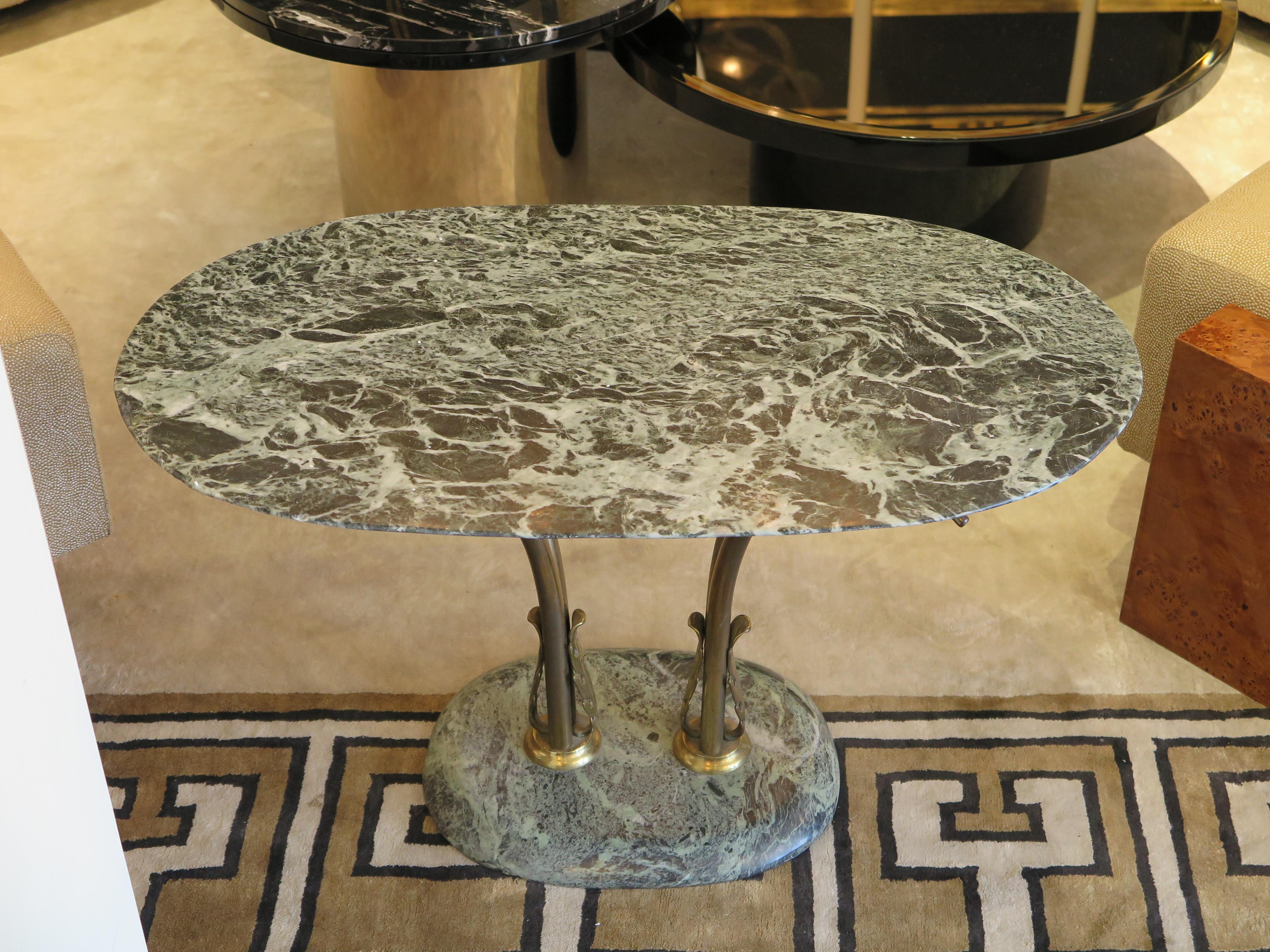 Italienischer ovaler Beistelltisch aus Marmor und Bronze aus der Jahrhundertmitte  (Mitte des 20. Jahrhunderts) im Angebot
