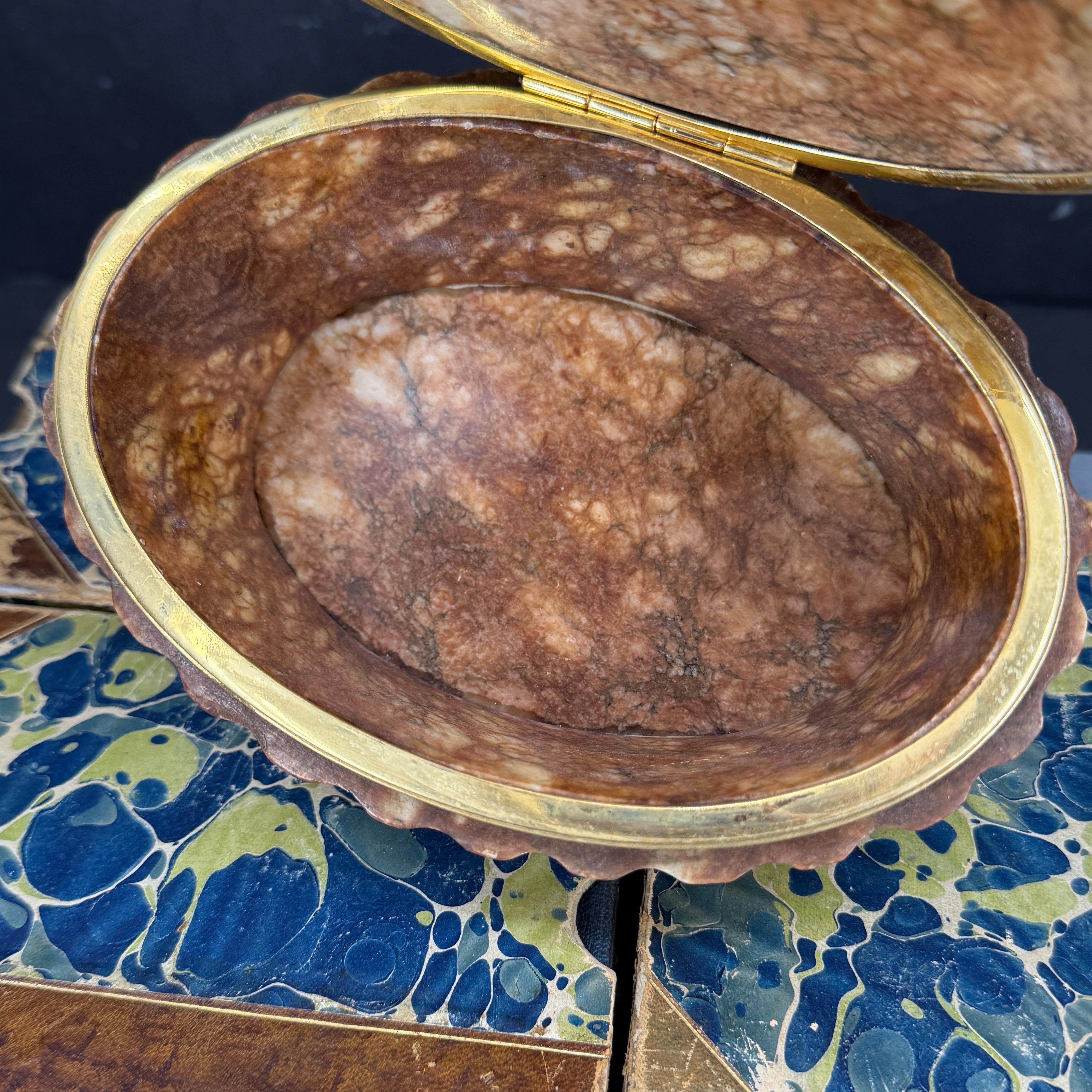 Boîte à bijoux ovale en marbre italienne du milieu du siècle en vente 3