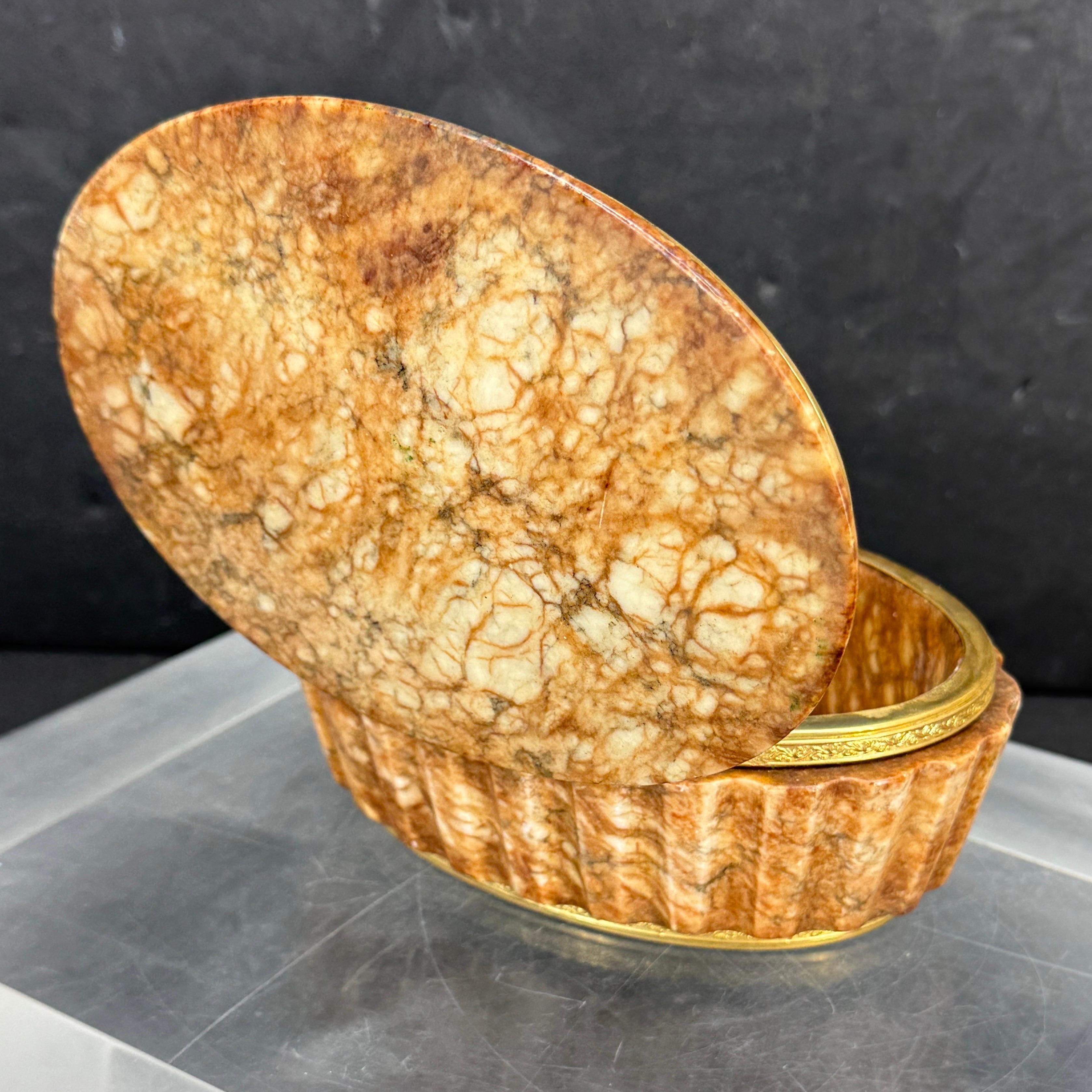 Boîte à bijoux ovale en marbre italienne du milieu du siècle en vente 10