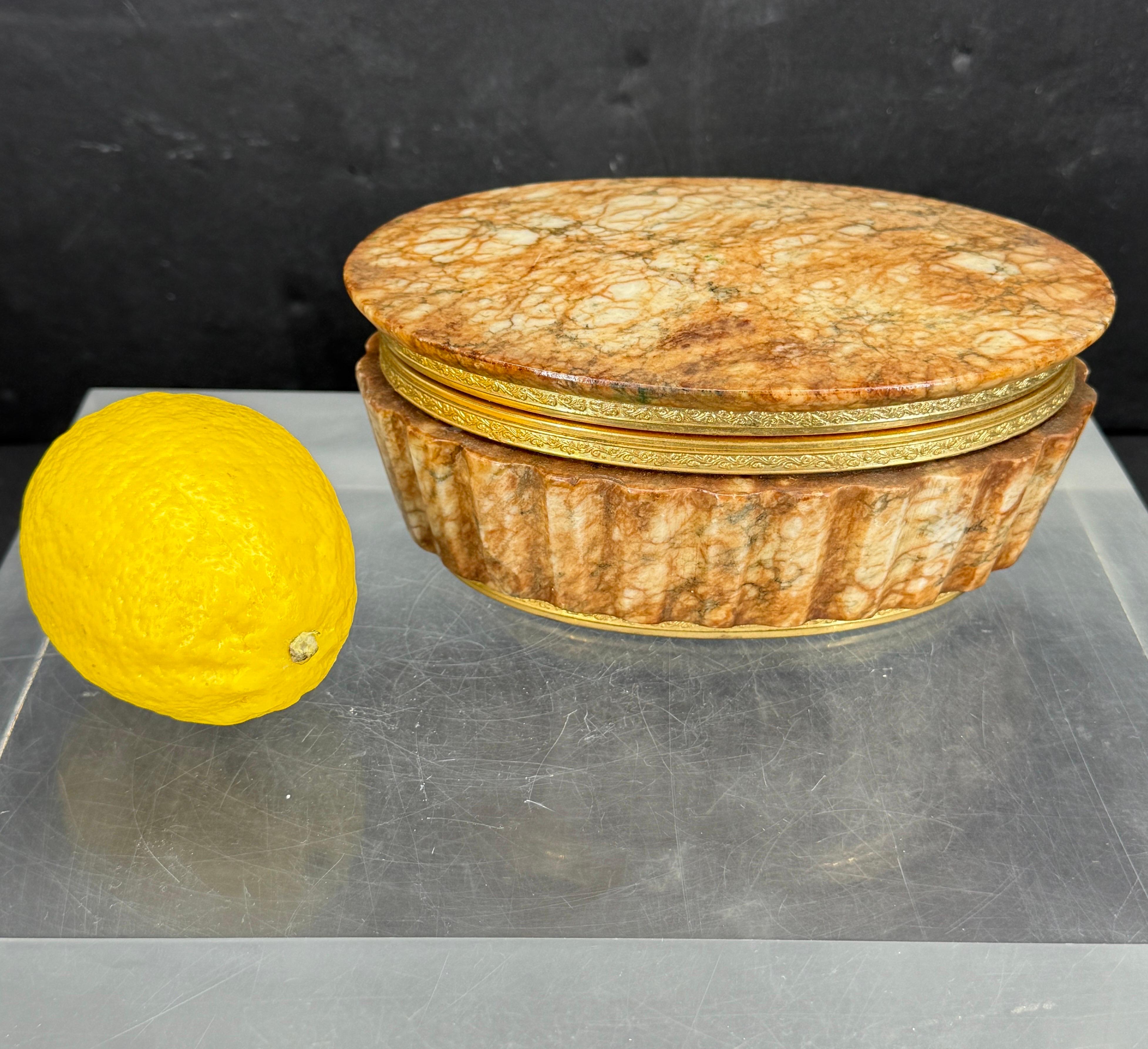 Charmante boîte en marbre avec laiton doré, marquée Made in Italy. La boîte à couvercle est parfaite pour les bijoux, les bibelots, les petits objets de collection. La boîte est un bel ajout à un meuble de toilette ou un accessoire de bureau.