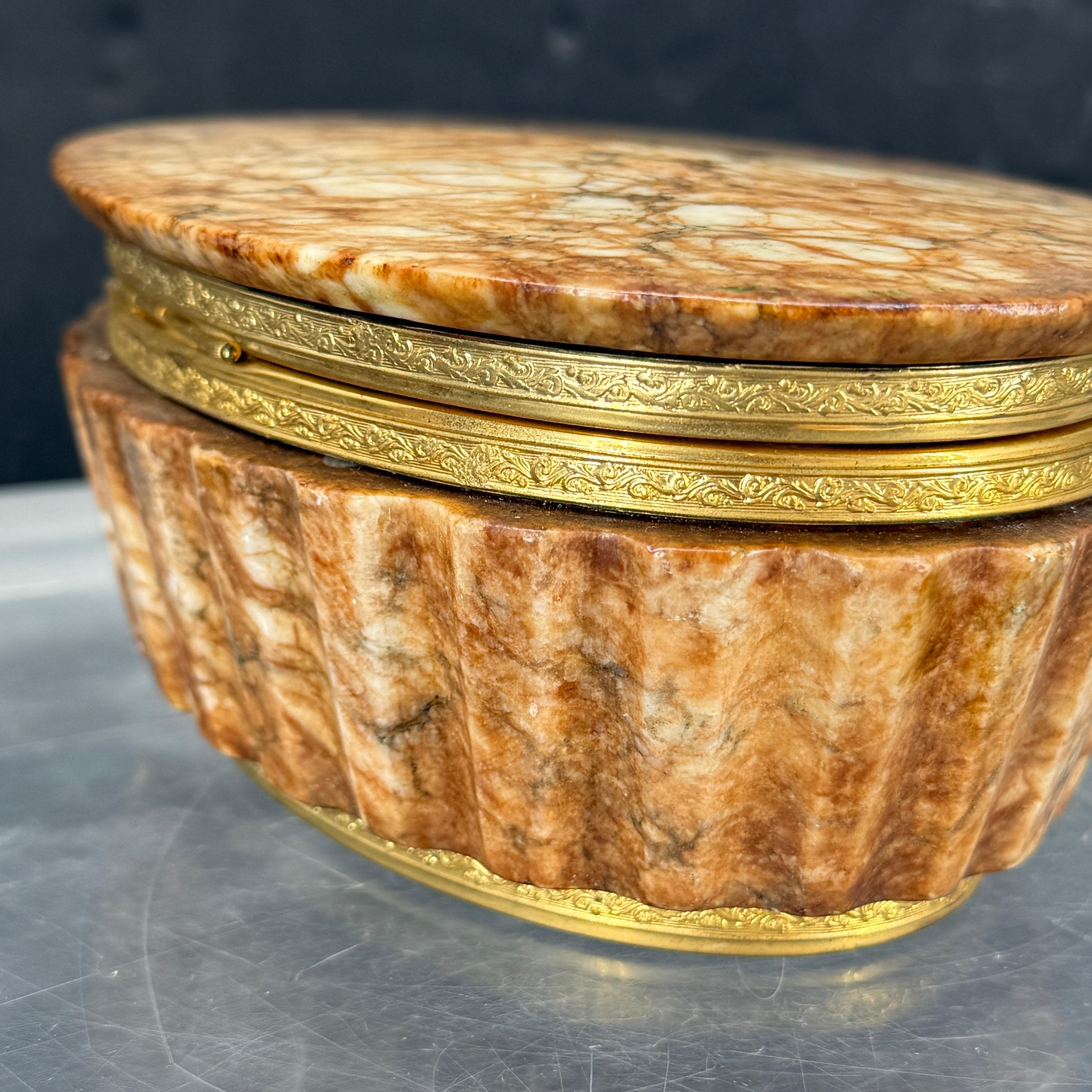 Mid-Century Modern Boîte à bijoux ovale en marbre italienne du milieu du siècle en vente