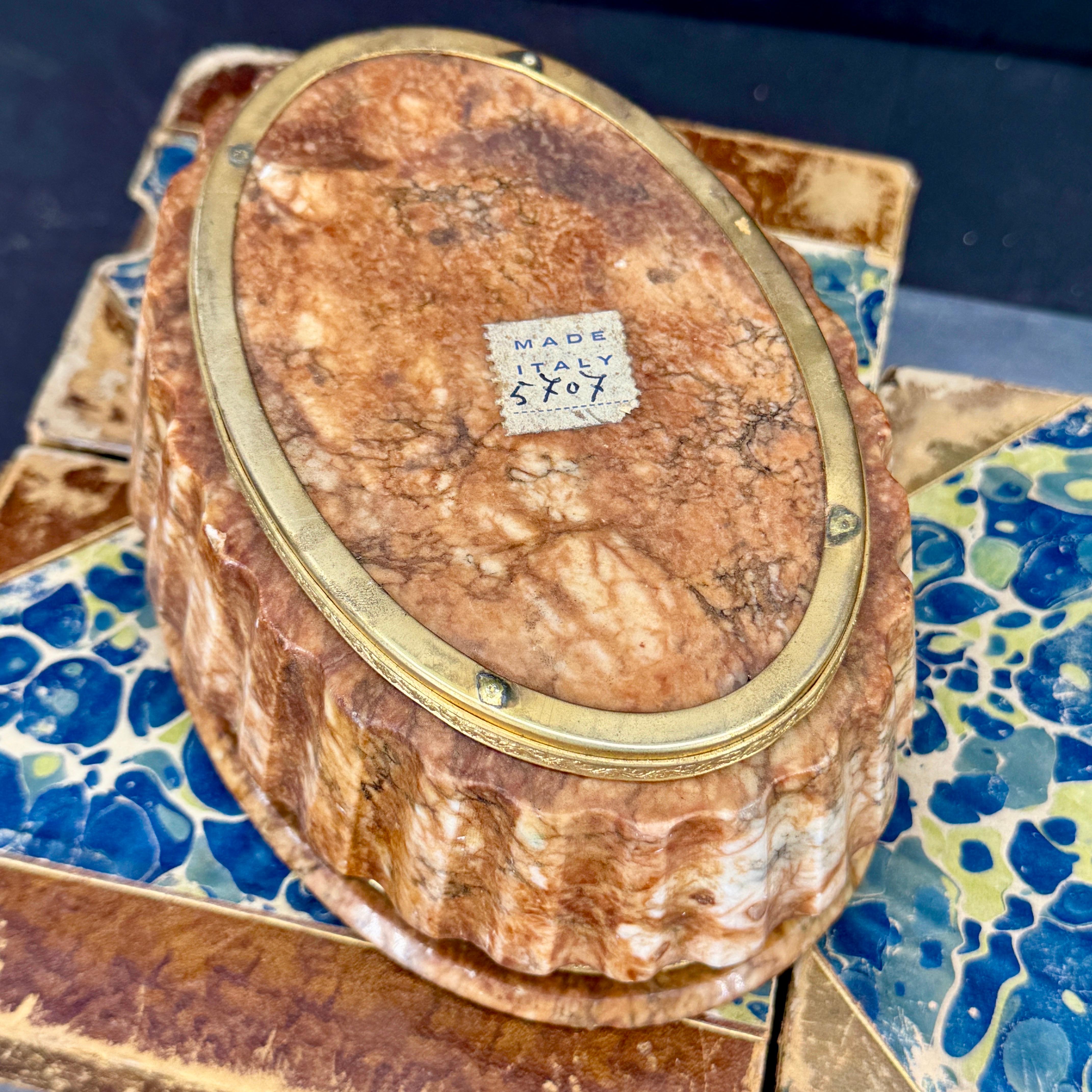 Marbre Boîte à bijoux ovale en marbre italienne du milieu du siècle en vente