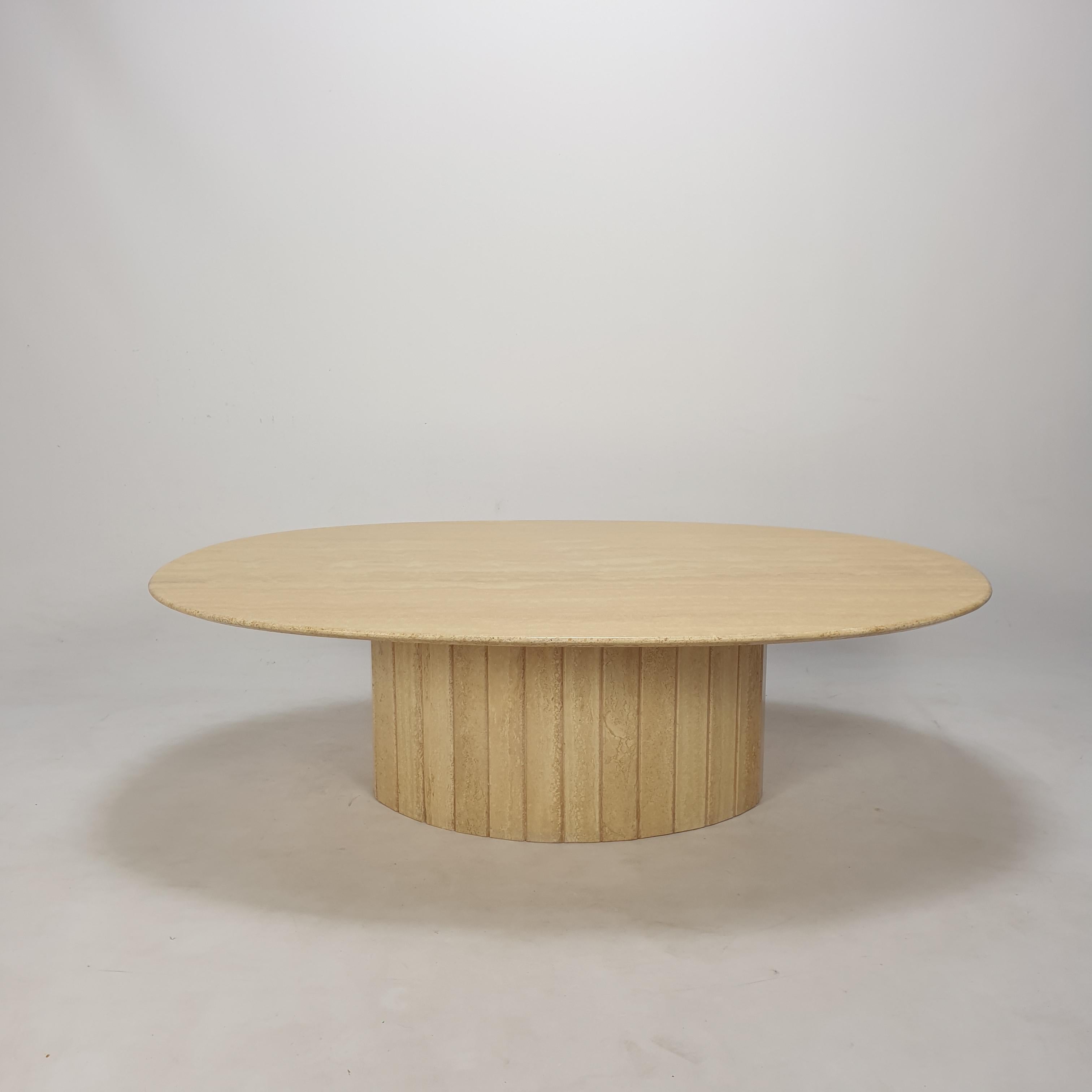 Very nice and elegant Italian coffee table made in Italy in the 80's.

The beautiful oval shaped top and base are handcrafted out of travertine.
The plate is protected against dirt.
 
It is marked under the plate.
