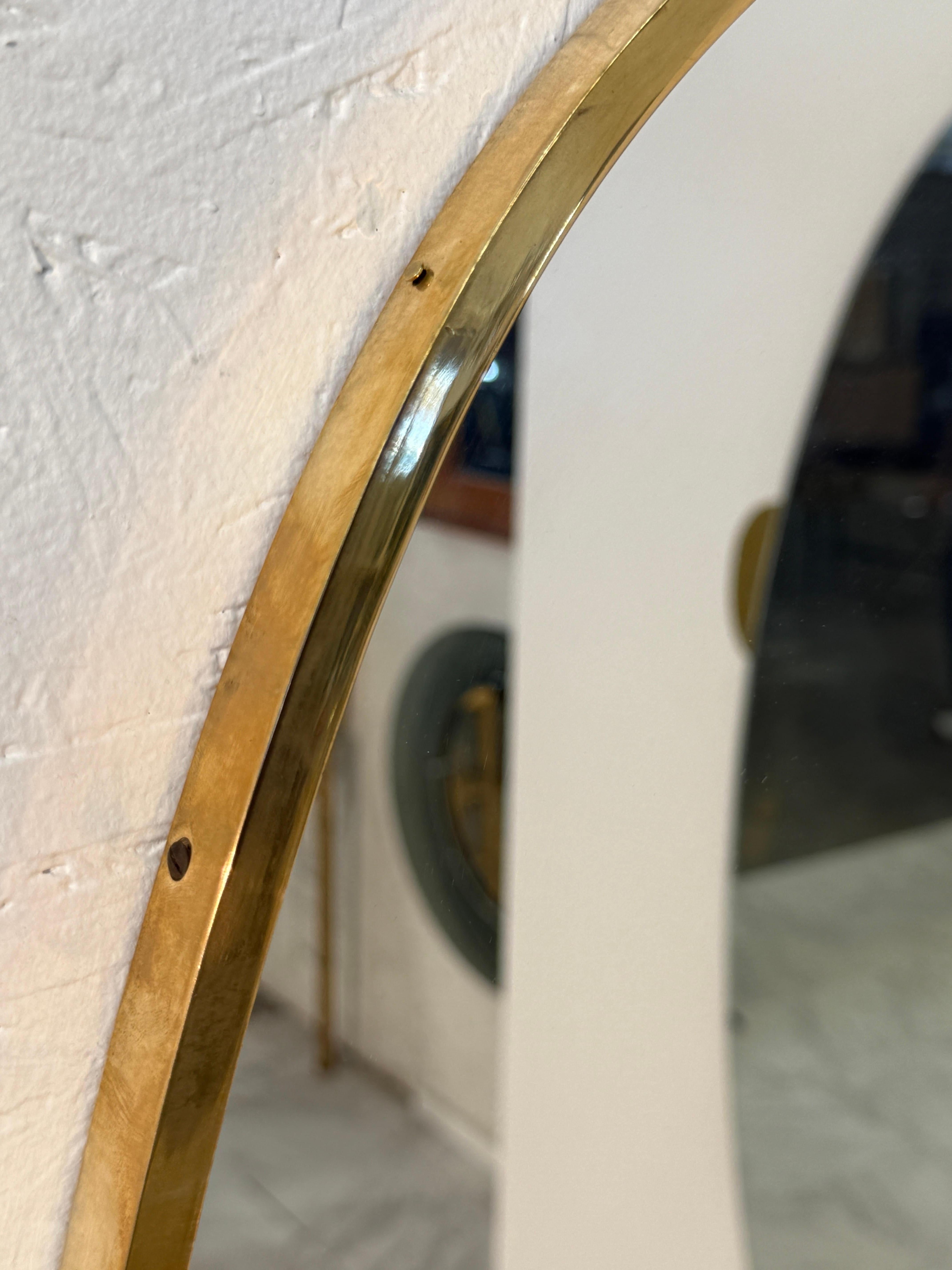 Mid-Century Modern Miroir mural ovale italien du milieu du siècle avec cadre en laiton 1960s en vente