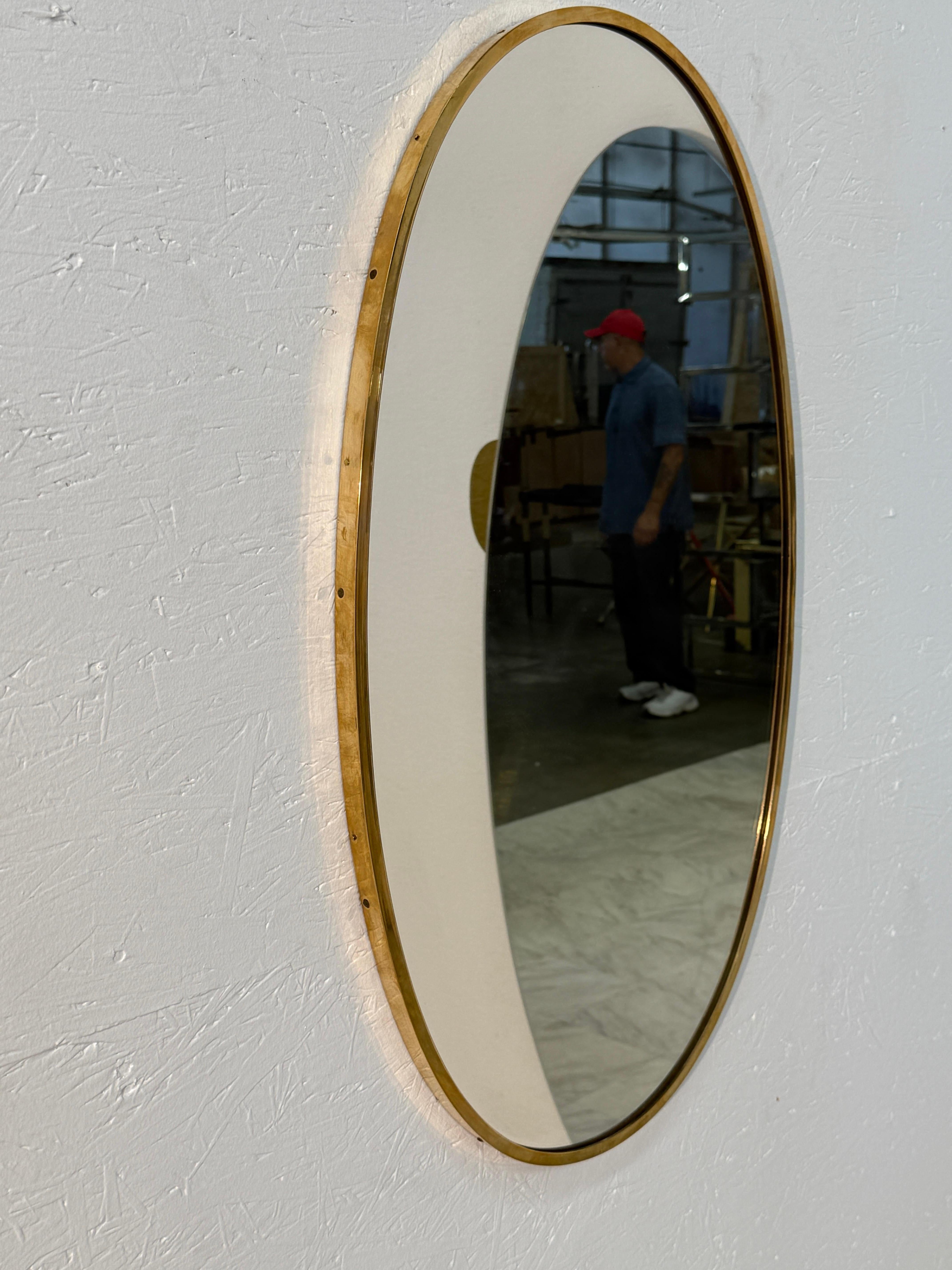 Miroir mural ovale italien du milieu du siècle avec cadre en laiton 1960s Bon état - En vente à Los Angeles, CA