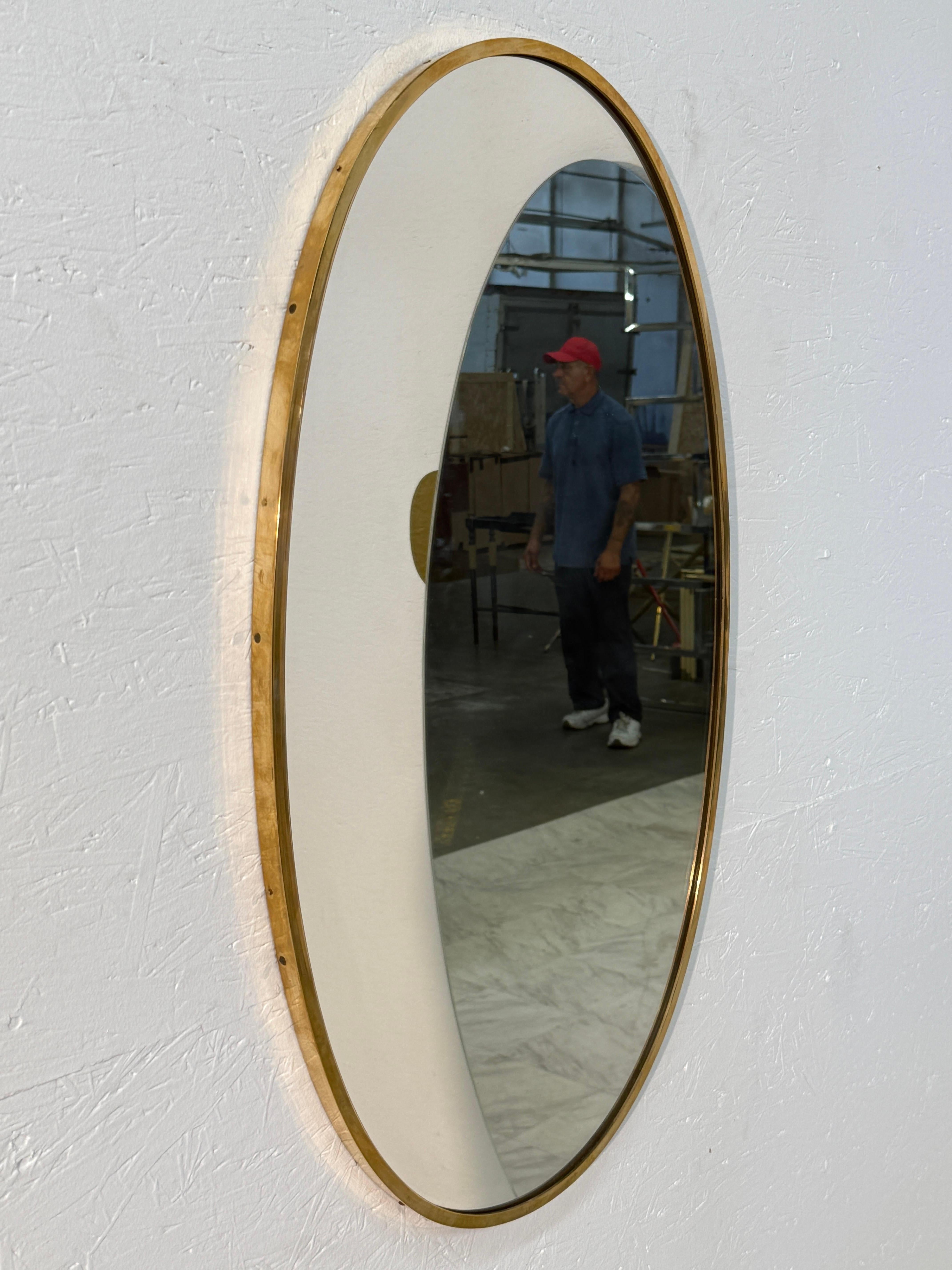 Milieu du XXe siècle Miroir mural ovale italien du milieu du siècle avec cadre en laiton 1960s en vente