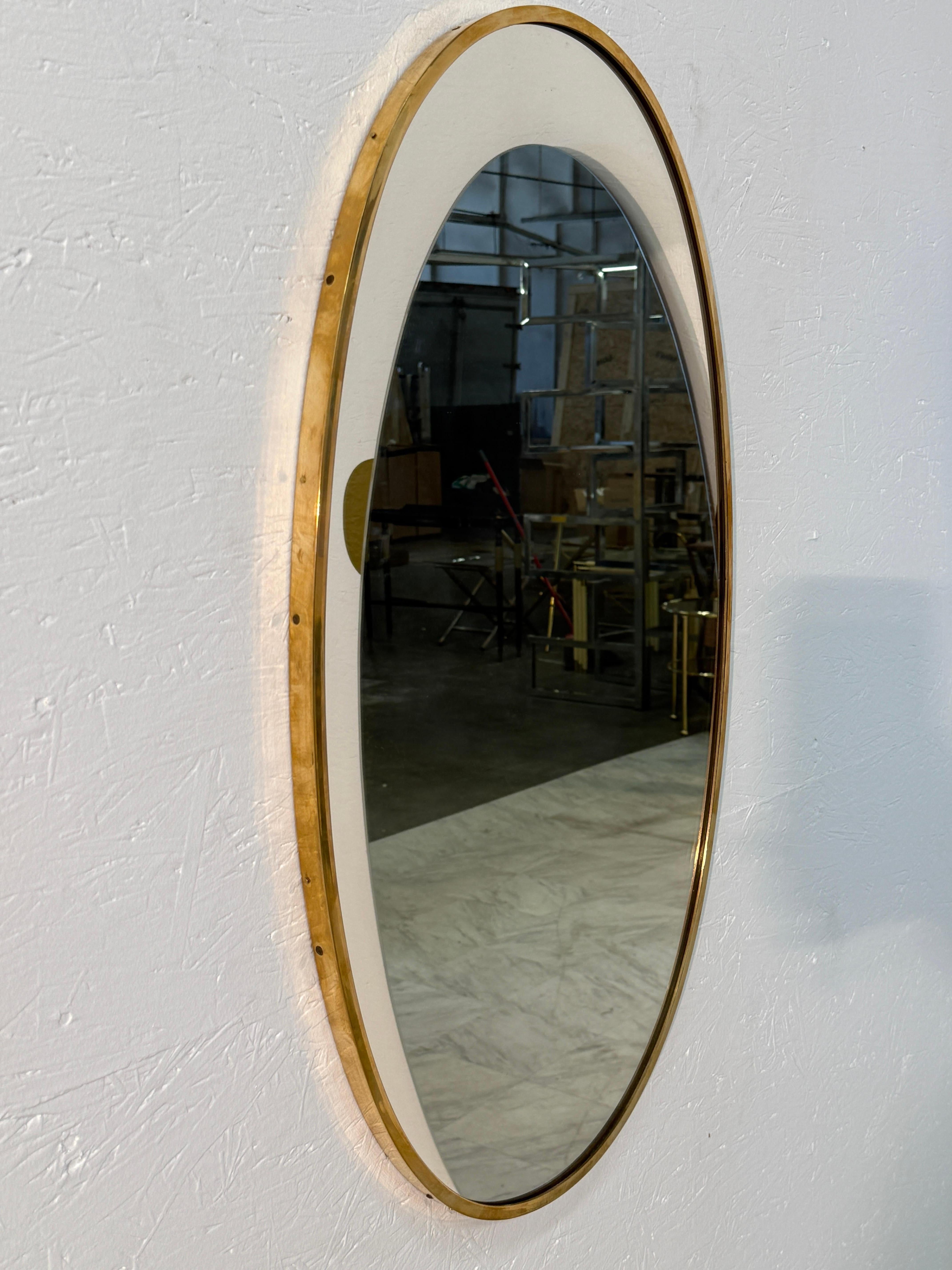 Laiton Miroir mural ovale italien du milieu du siècle avec cadre en laiton 1960s en vente
