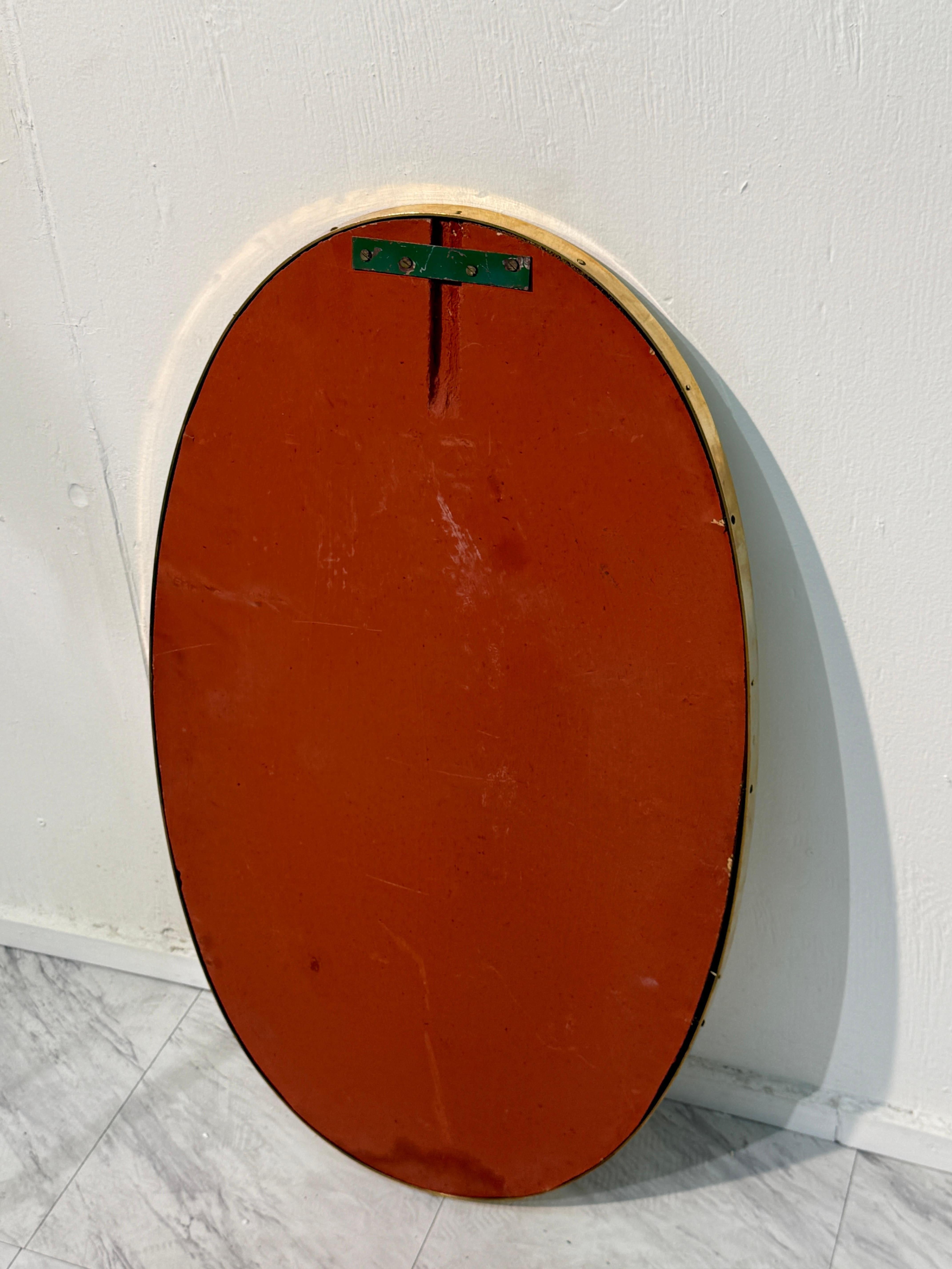 Miroir mural ovale italien du milieu du siècle avec cadre en laiton 1960s en vente 1
