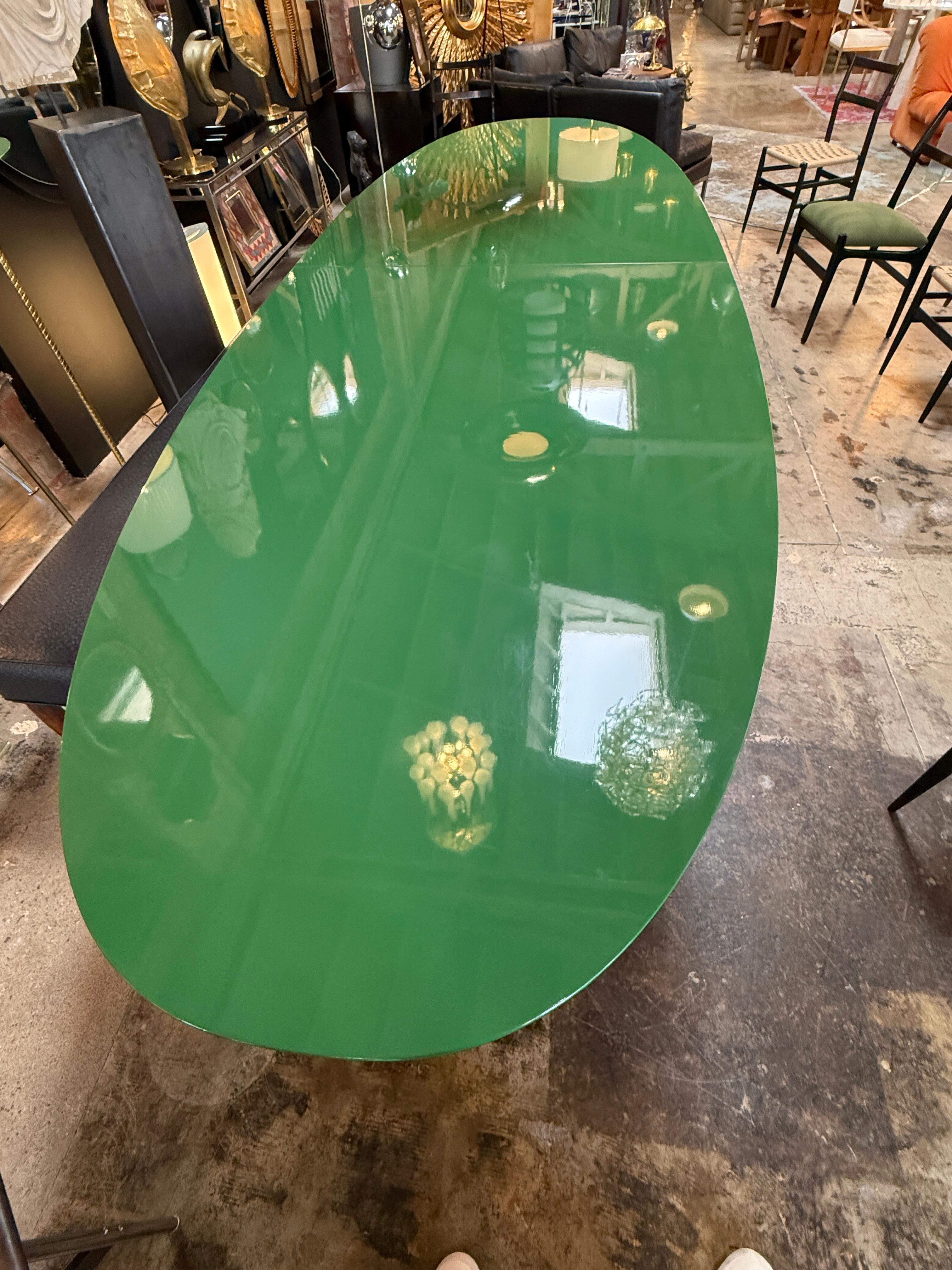 Mesa de comedor ovalada italiana de mediados de siglo 1980 en venta 2