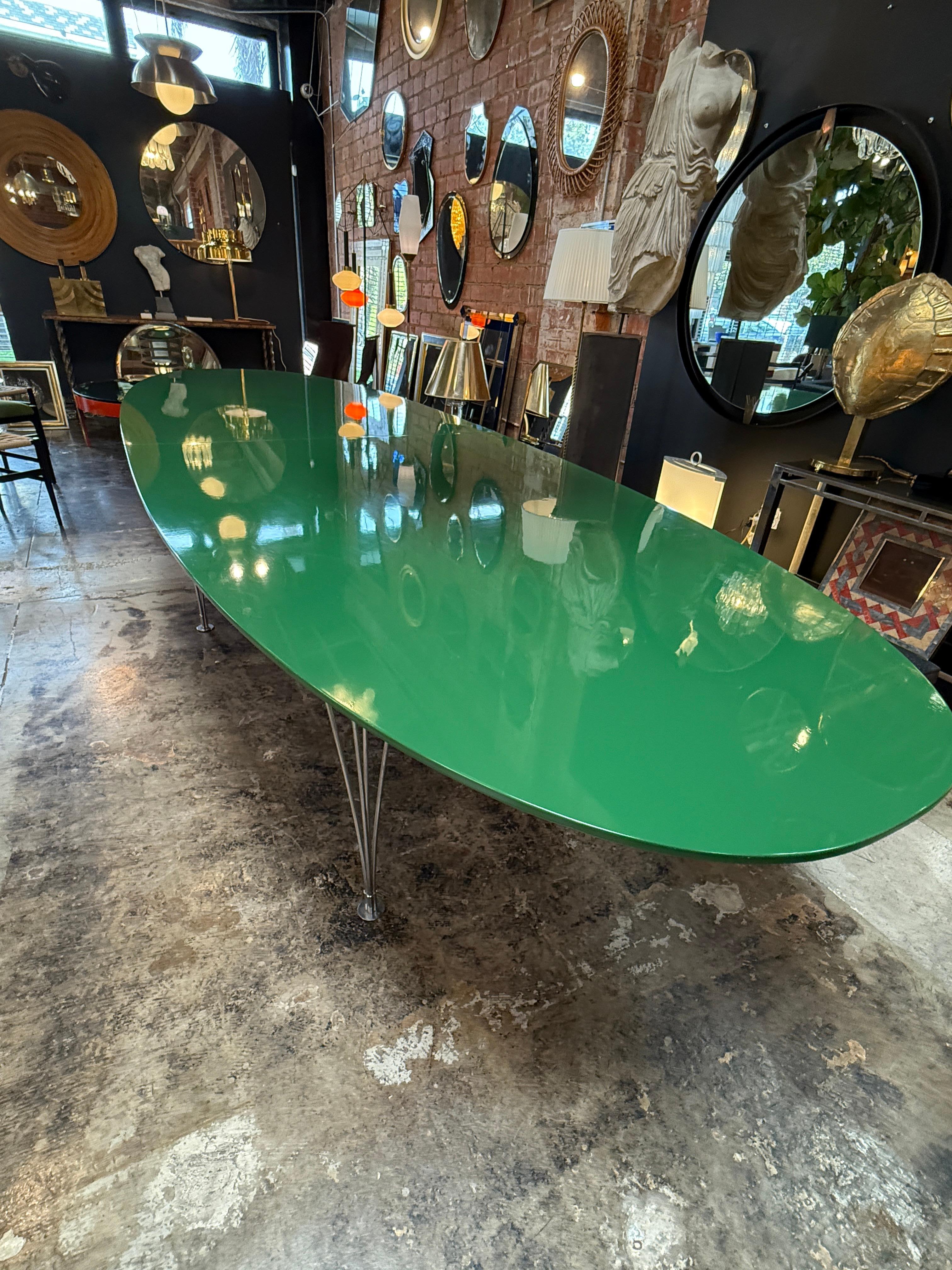 Mesa de comedor ovalada italiana de mediados de siglo 1980 en venta 7