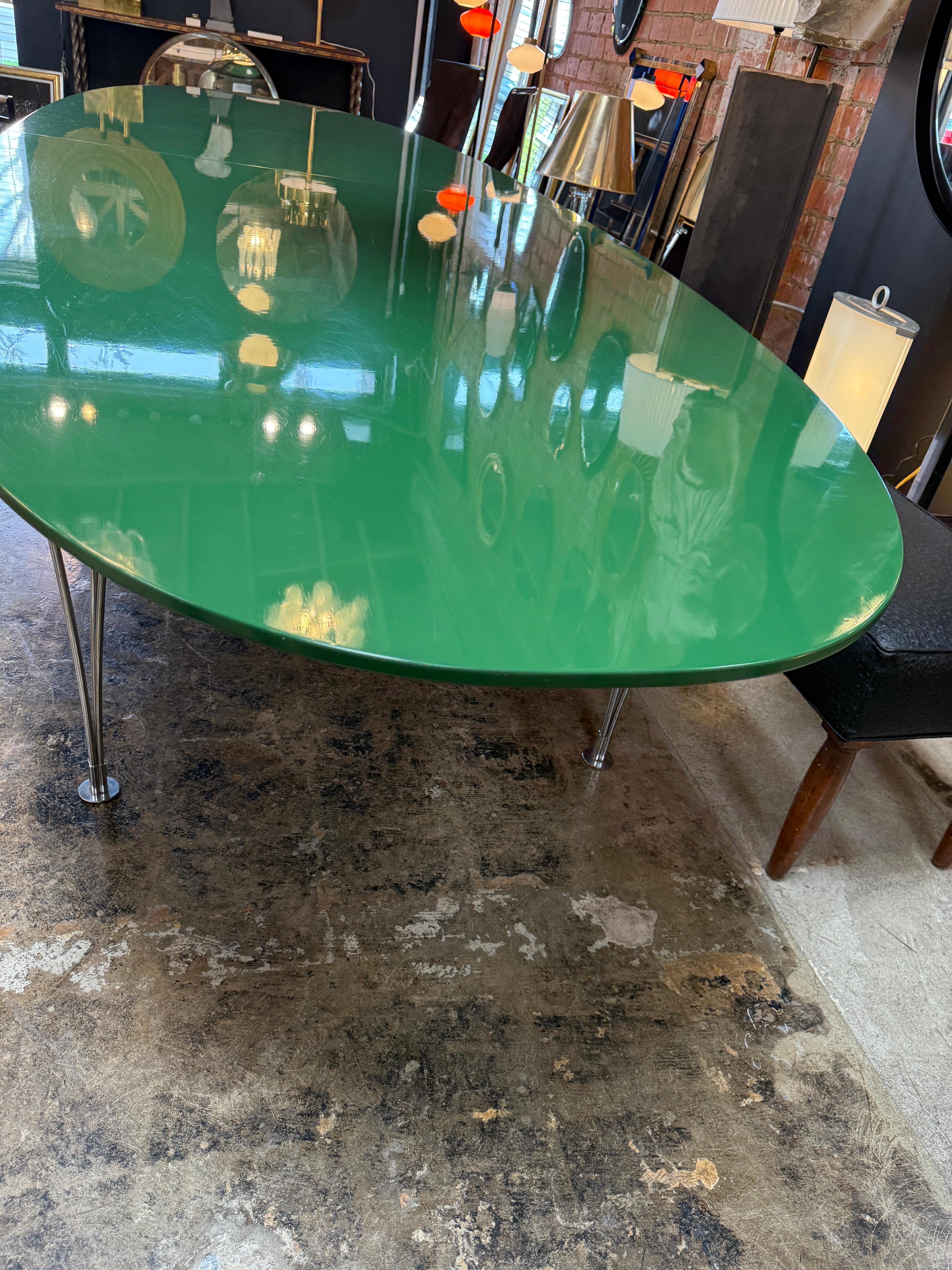 Mesa de comedor ovalada italiana de mediados de siglo 1980 Moderno de mediados de siglo en venta