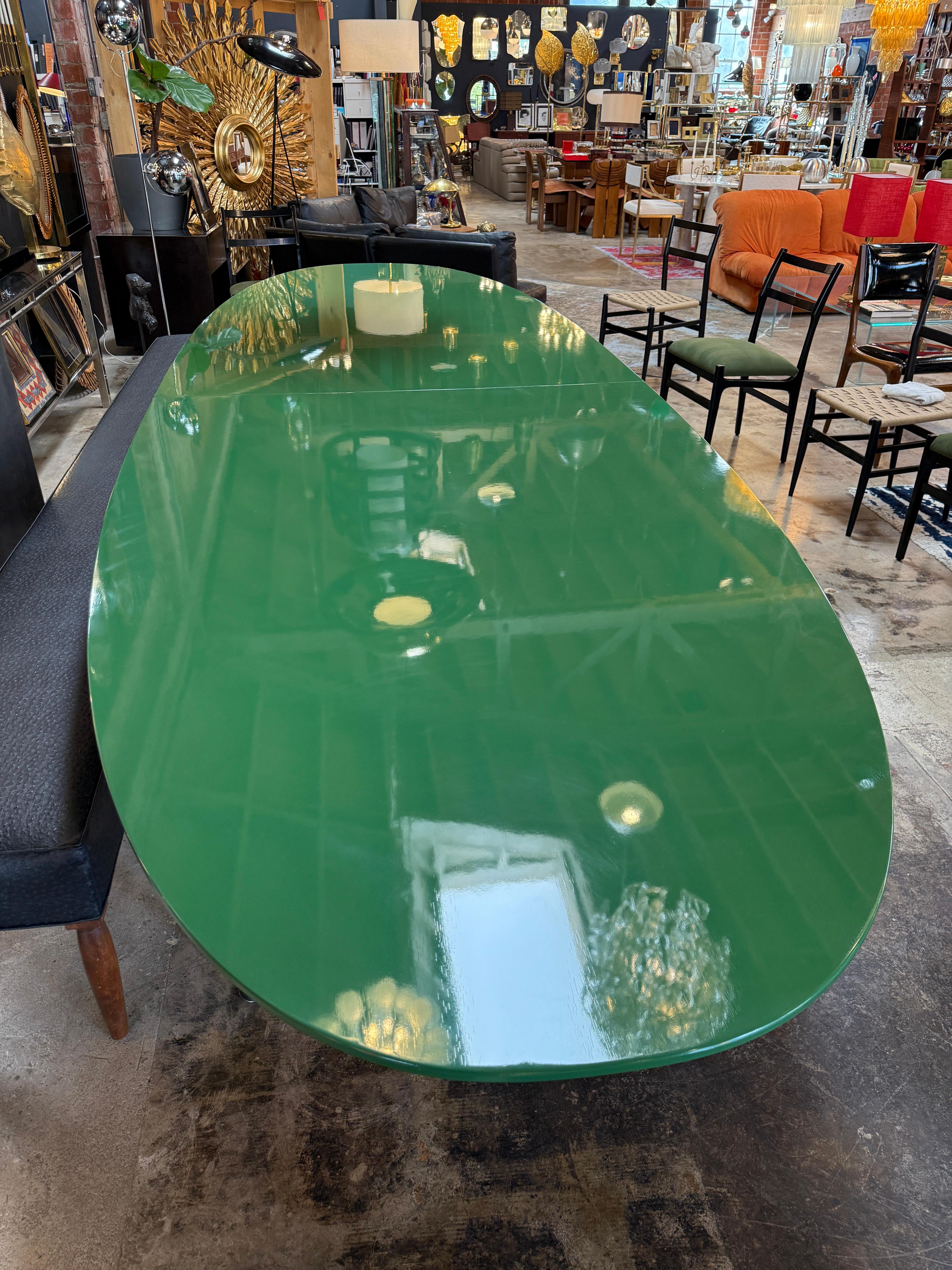 Mesa de comedor ovalada italiana de mediados de siglo 1980 Italiano en venta