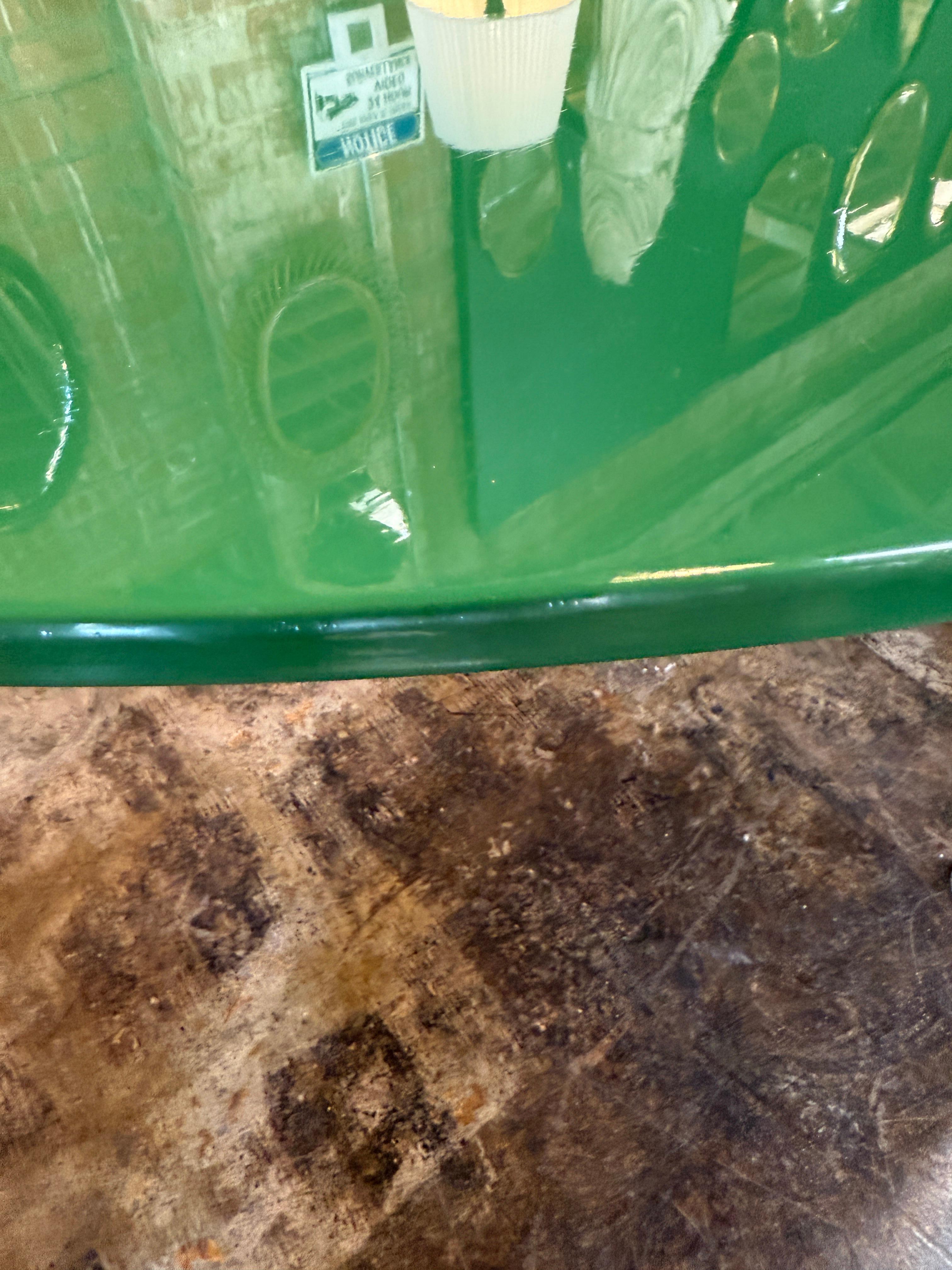 Mesa de comedor ovalada italiana de mediados de siglo 1980 Lacado en venta