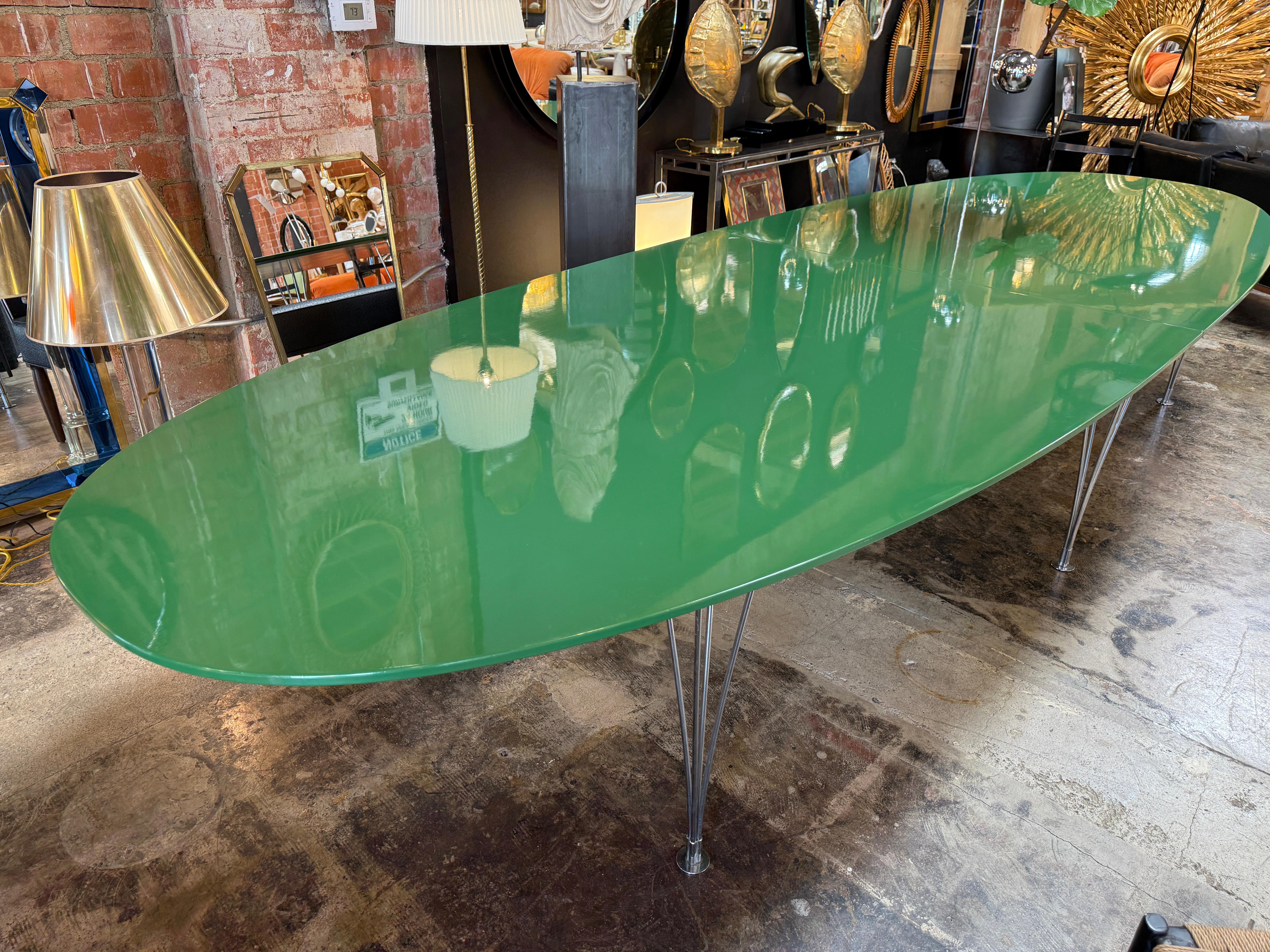 Mesa de comedor ovalada italiana de mediados de siglo 1980 Madera en venta