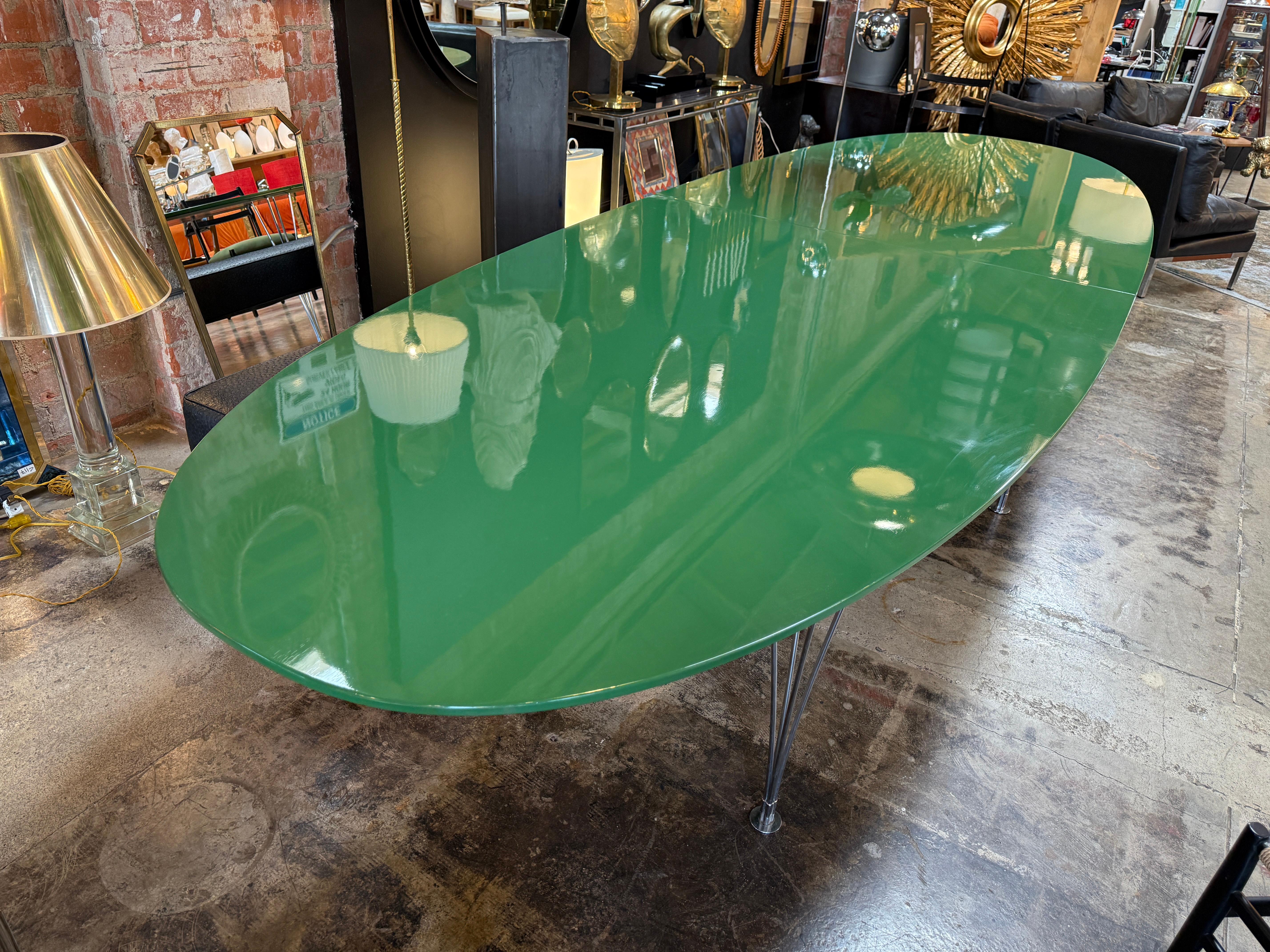Mesa de comedor ovalada italiana de mediados de siglo 1980 en venta 1