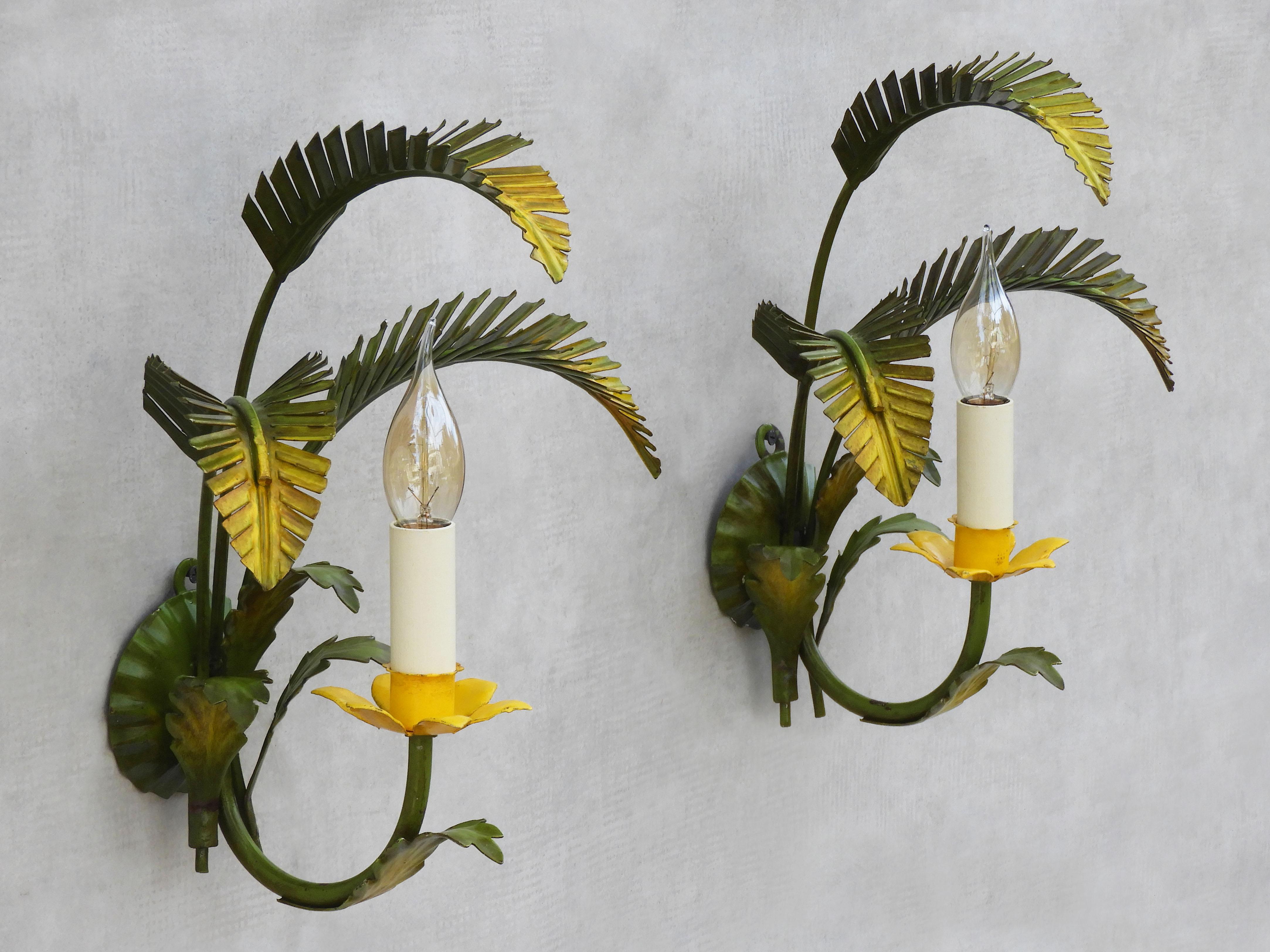 Mid Century Italian Palm Leaf Wall Lights C1950 Two Pairs Available In Good Condition For Sale In Trensacq, FR