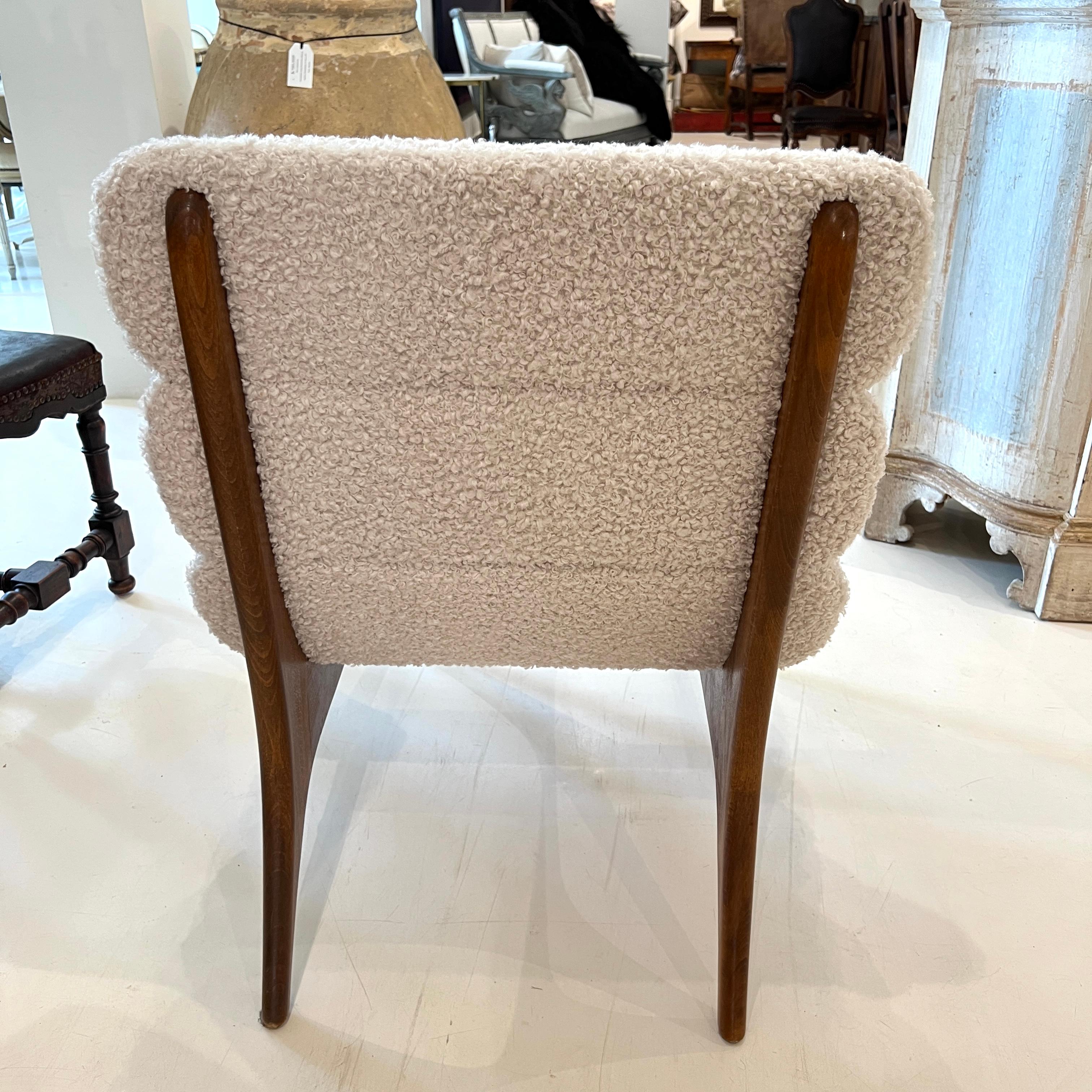 Pareja de Sillas Italianas de Mitad de Siglo de Fresno con Boucle Moderno de mediados de siglo en venta