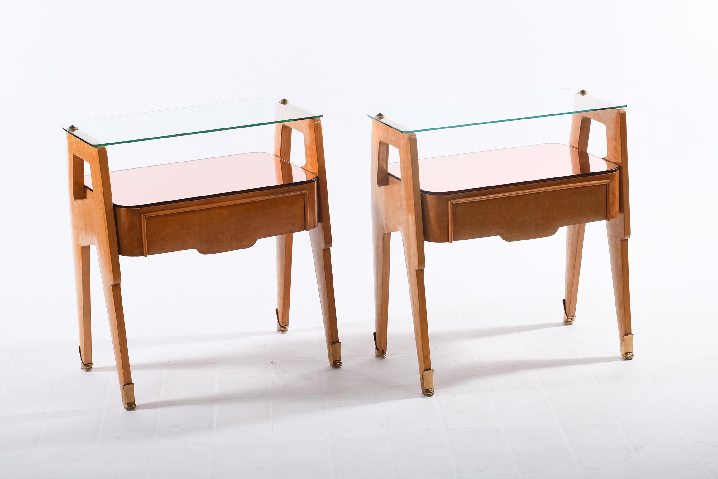 Pair of bedside tables with drawer, glass top and double lower top in copper-colored mirror.
The solid maple structure is supported by four tapered and slender legs ending with feet in cast brass, the bands and drawers are in birch.
La Permante