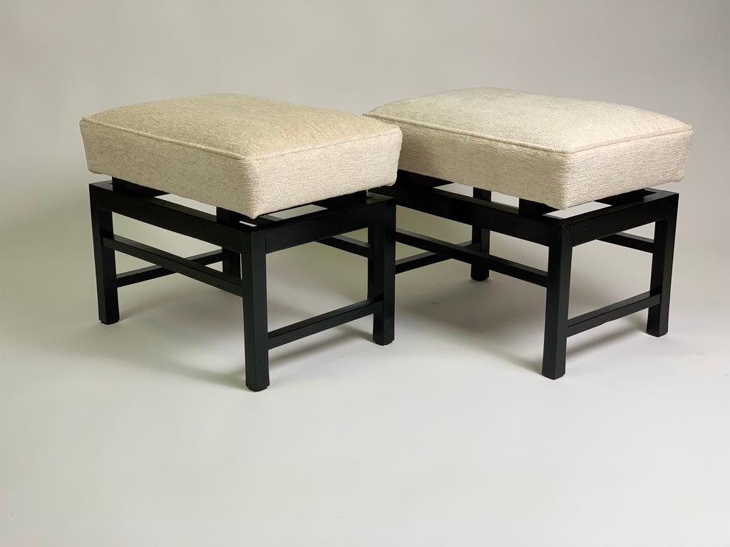 Pair of Italian stools in black lacquered wood with an essential and geometric shape, architectural structure composed of uprights and crosspieces with a square section, relating to the rationalist style of its era, with oriental inspirations.
Seat