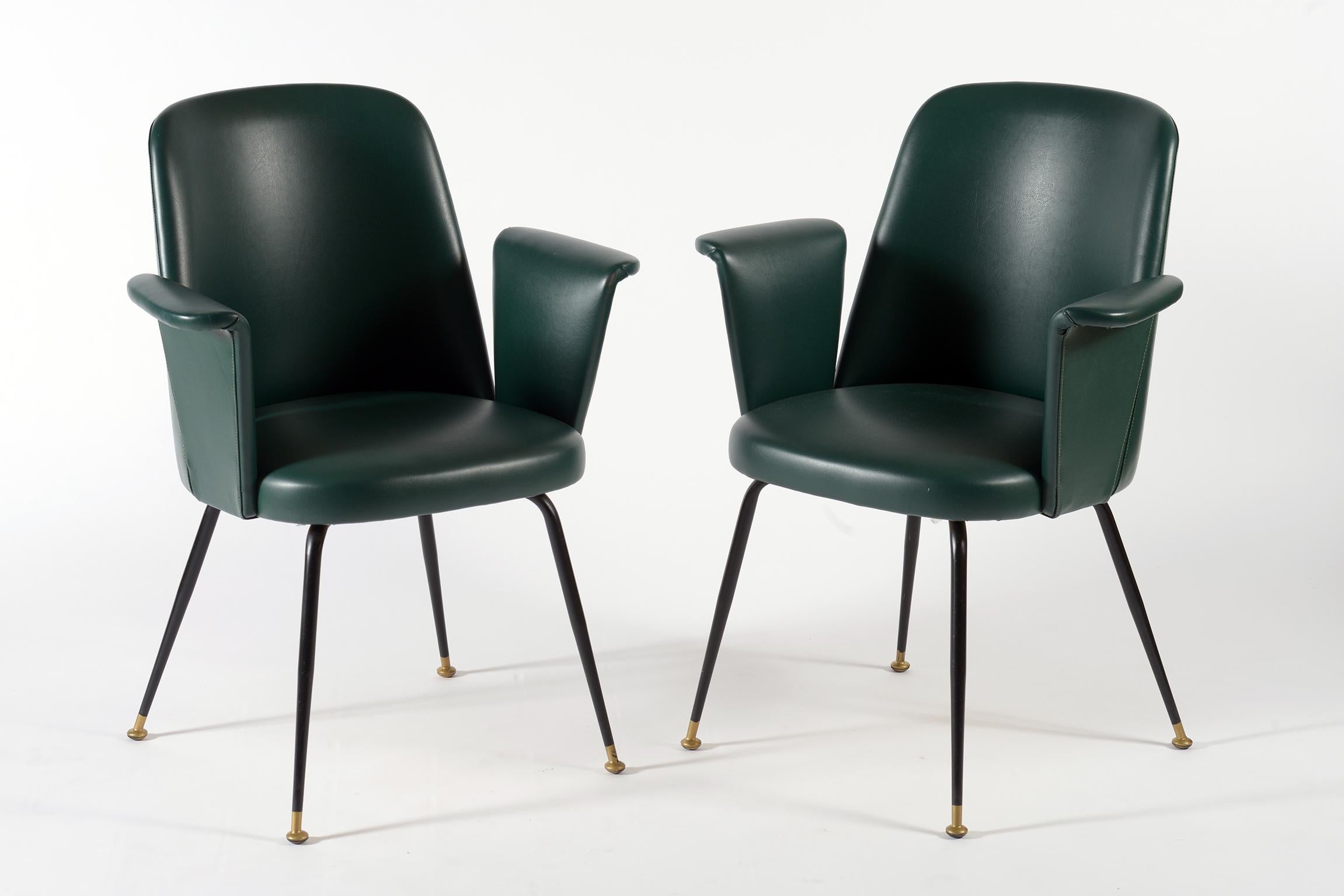 Pair of chair with armrest covered with original green leatherette from the 1950s, four slim natural and black lacquered brass legs.
Midcentury Italian.