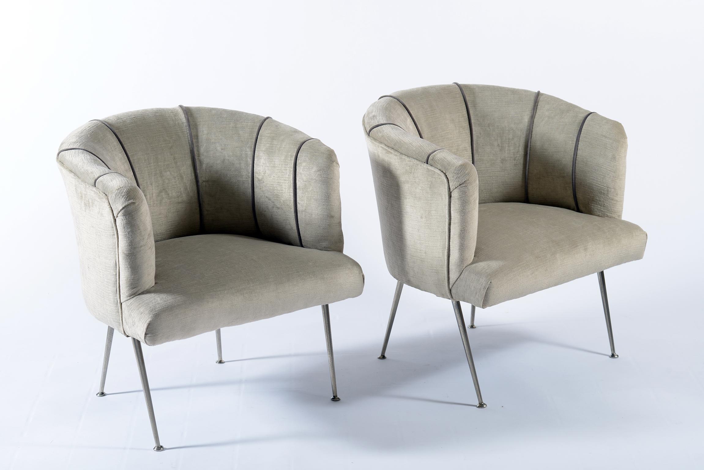Pair of small armchairs with a semi-moon curved skirt, thin legs in chromed metal ending with a chrome-plated metal disc. The seats were newly covered with beige velvet and profiles with trimmings of a darker shade of beige.
Italy Mid-Century