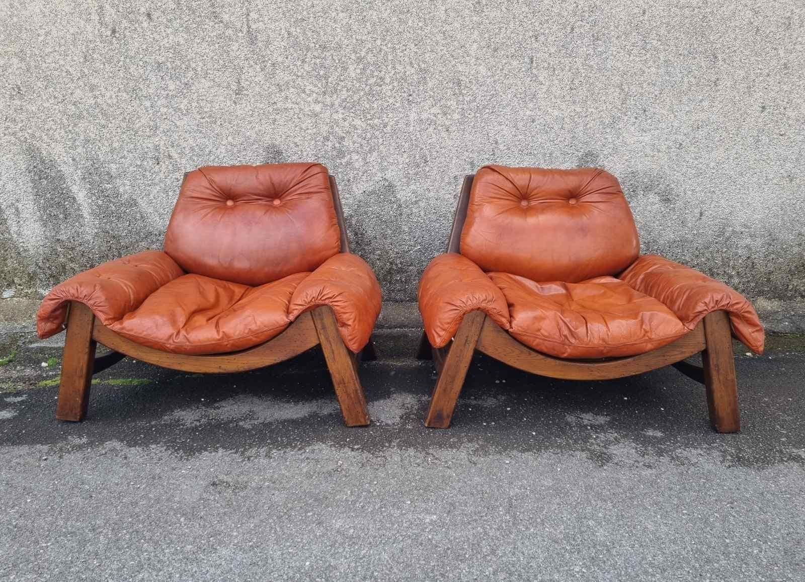 Pair of lounge chairs made of wood and cognac leather.
They are produce in Italy in the 60s
Brasilian style