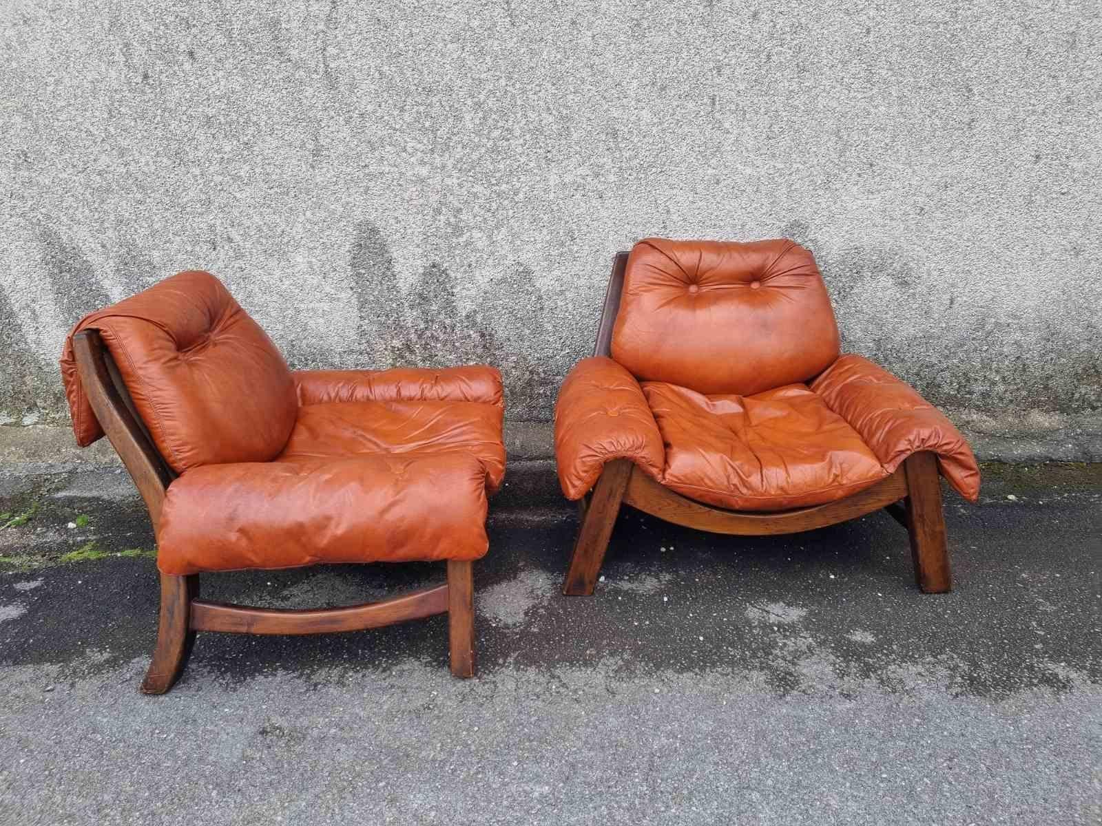 Mid Century Italian Pair of Lounge Chairs, Wood and Leather, Italy 60s For Sale 4
