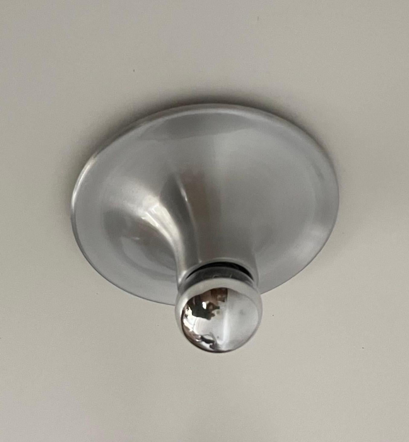 Cooles Paar bündiger Metallhalterungen von Targetti Sankey. Modell: 3076406. Diese Armaturen wurden in den 1980er Jahren in Italien entworfen und hergestellt.
Diese Armaturen sind nie benutzt worden, der Zustand ist sehr gut. 