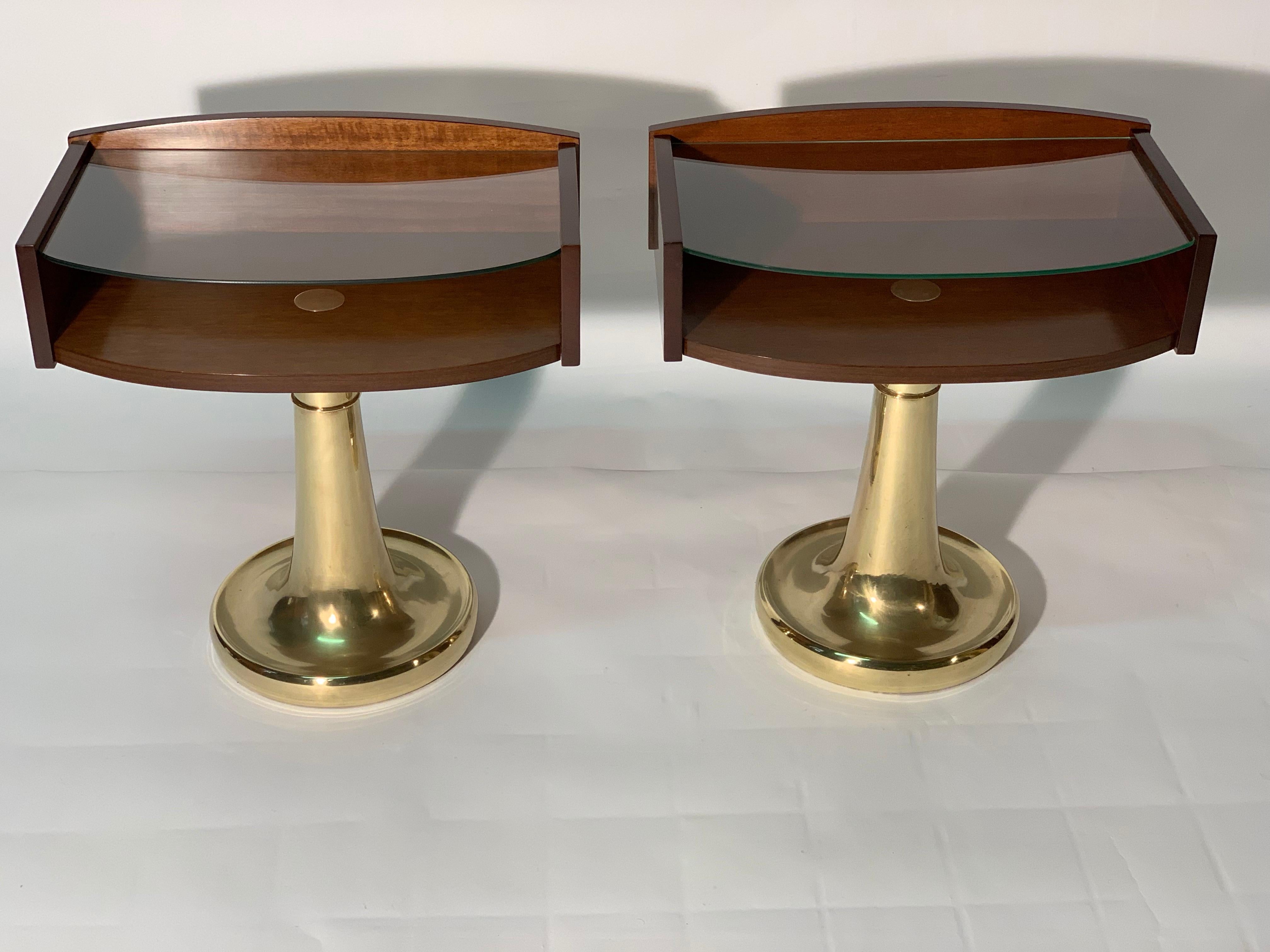 Pair of walnut curved front midcentury Italian 1960s nightstand or side table with encased glass top, additional walnut shelf below, cust brass round base.